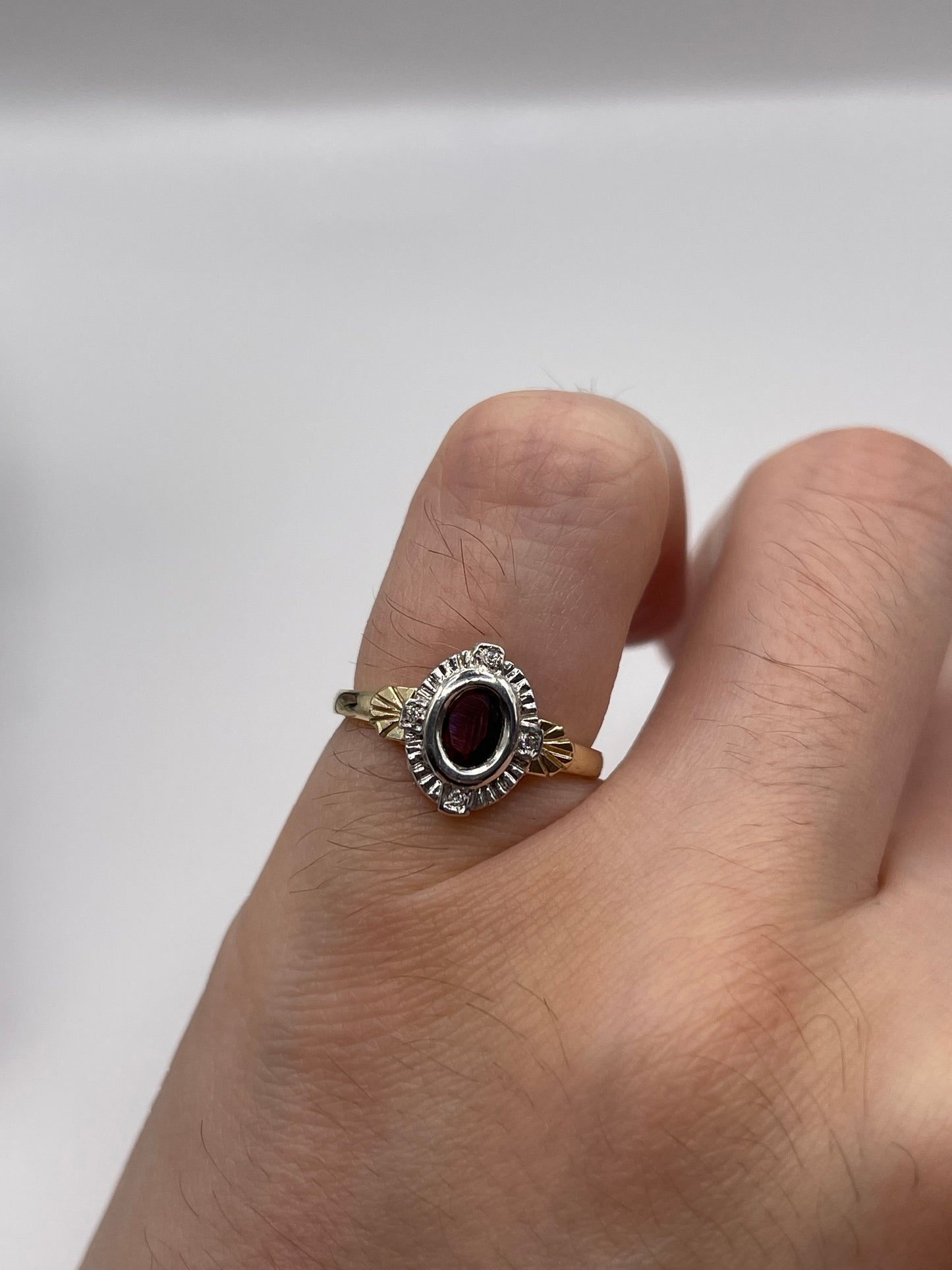 9ct gold garnet and diamond ring