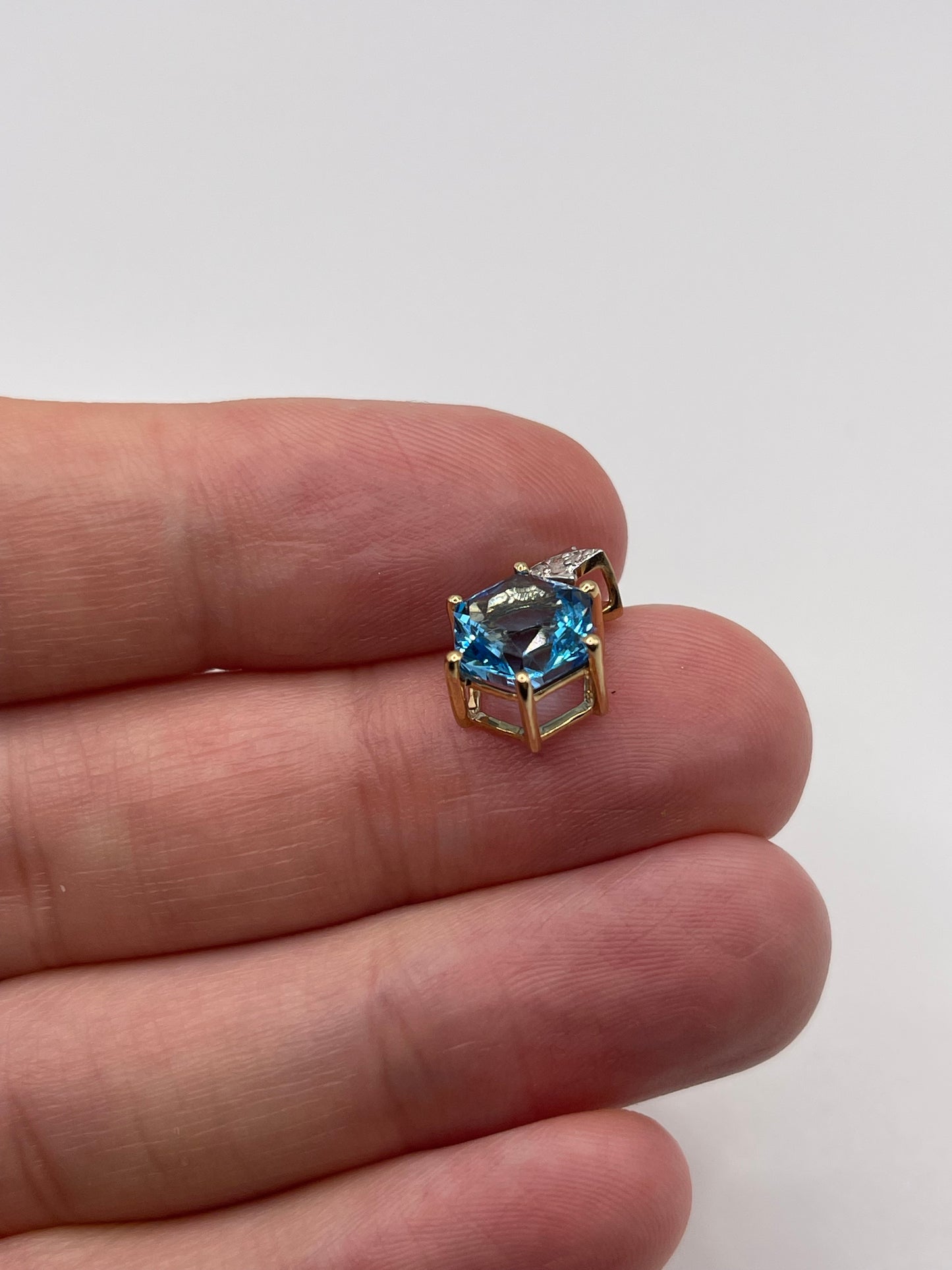 9ct gold topaz and diamond pendant