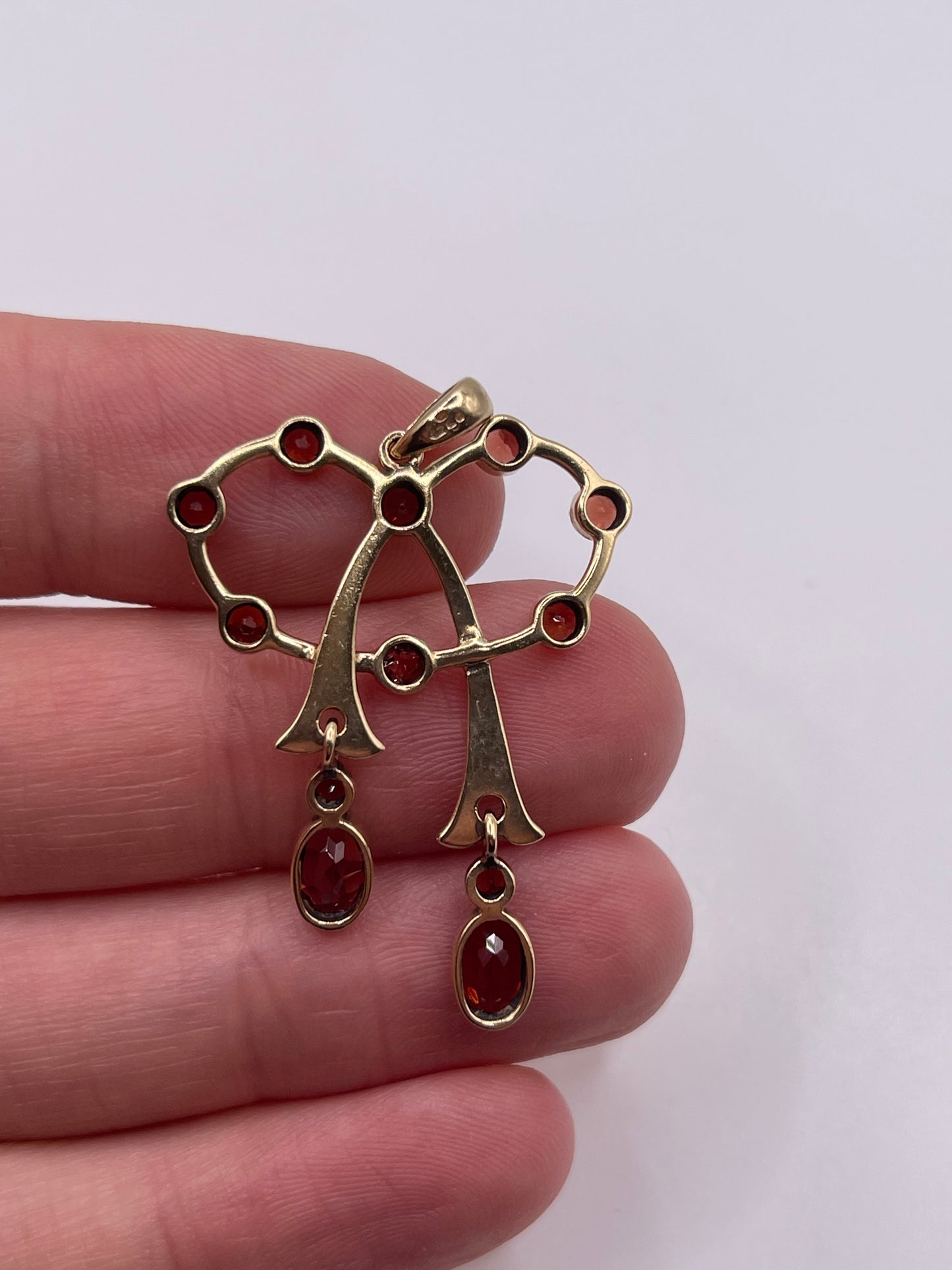 9ct gold garnet pendant