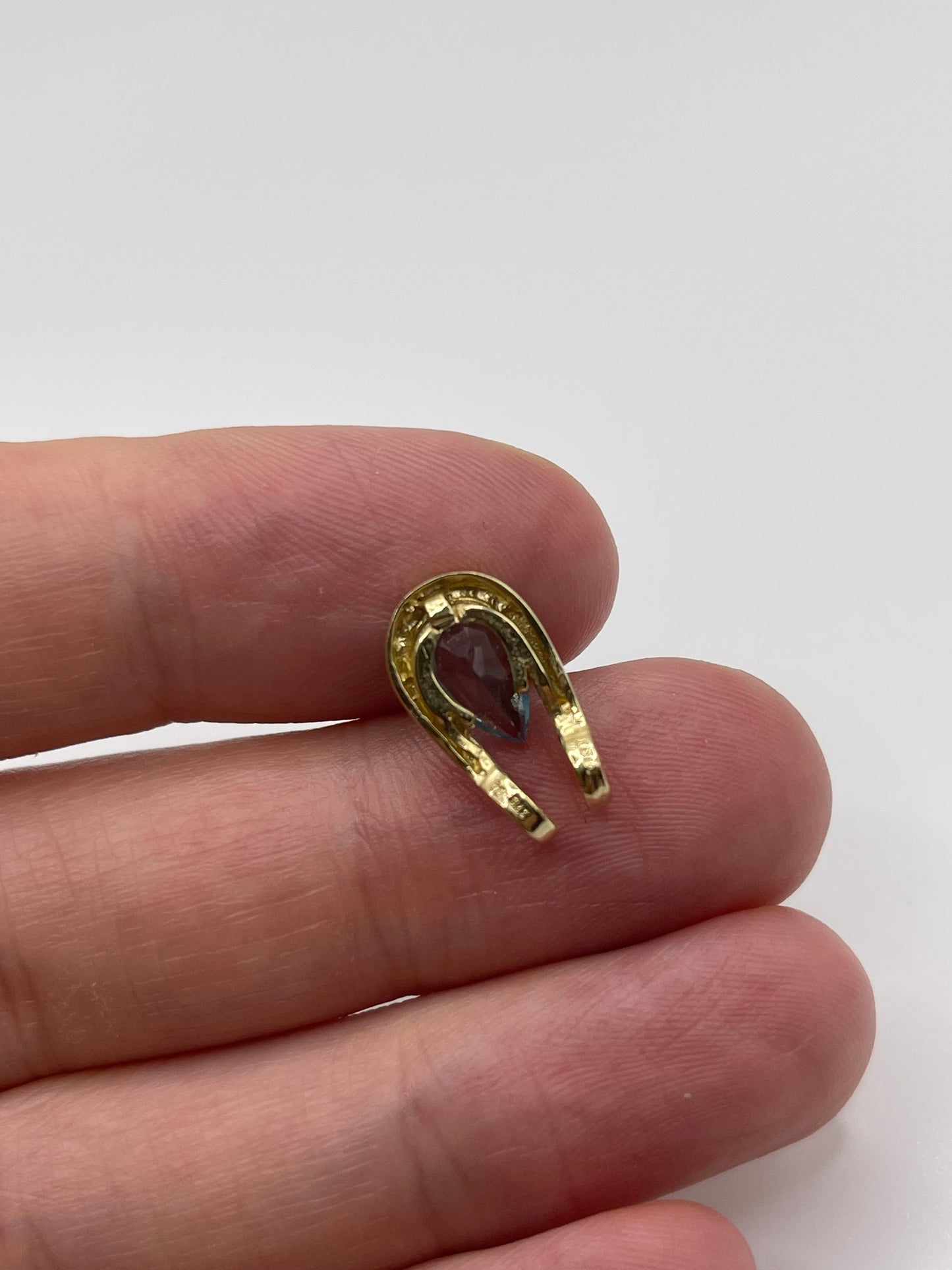 9ct gold blue topaz pendant