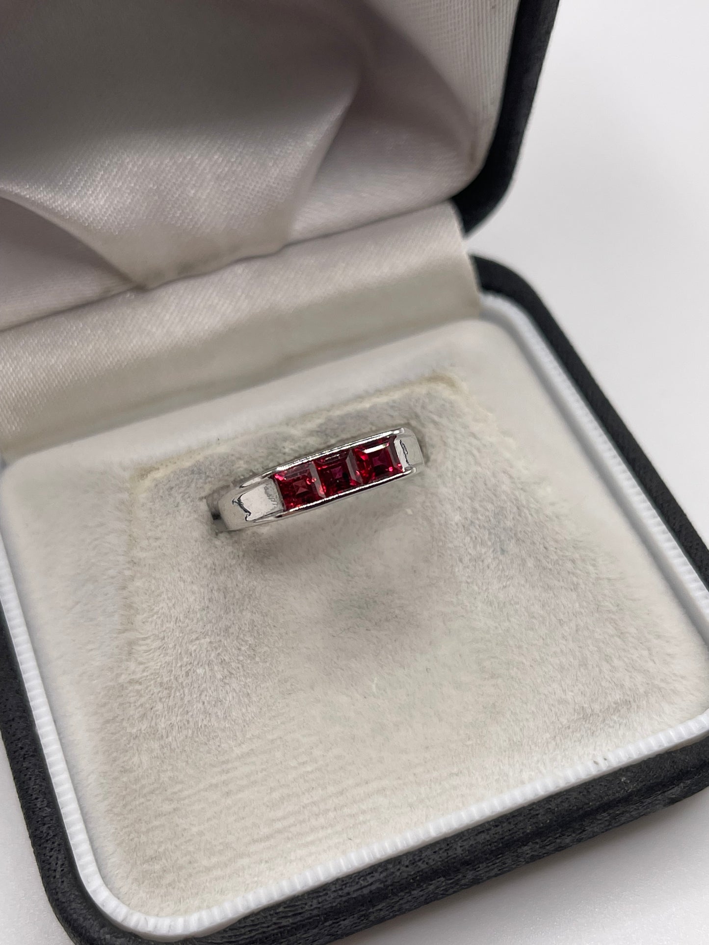 9ct white gold spinel ring