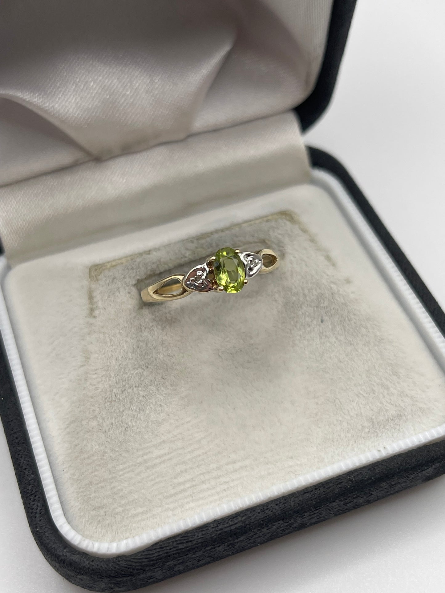 9ct gold peridot and diamond ring