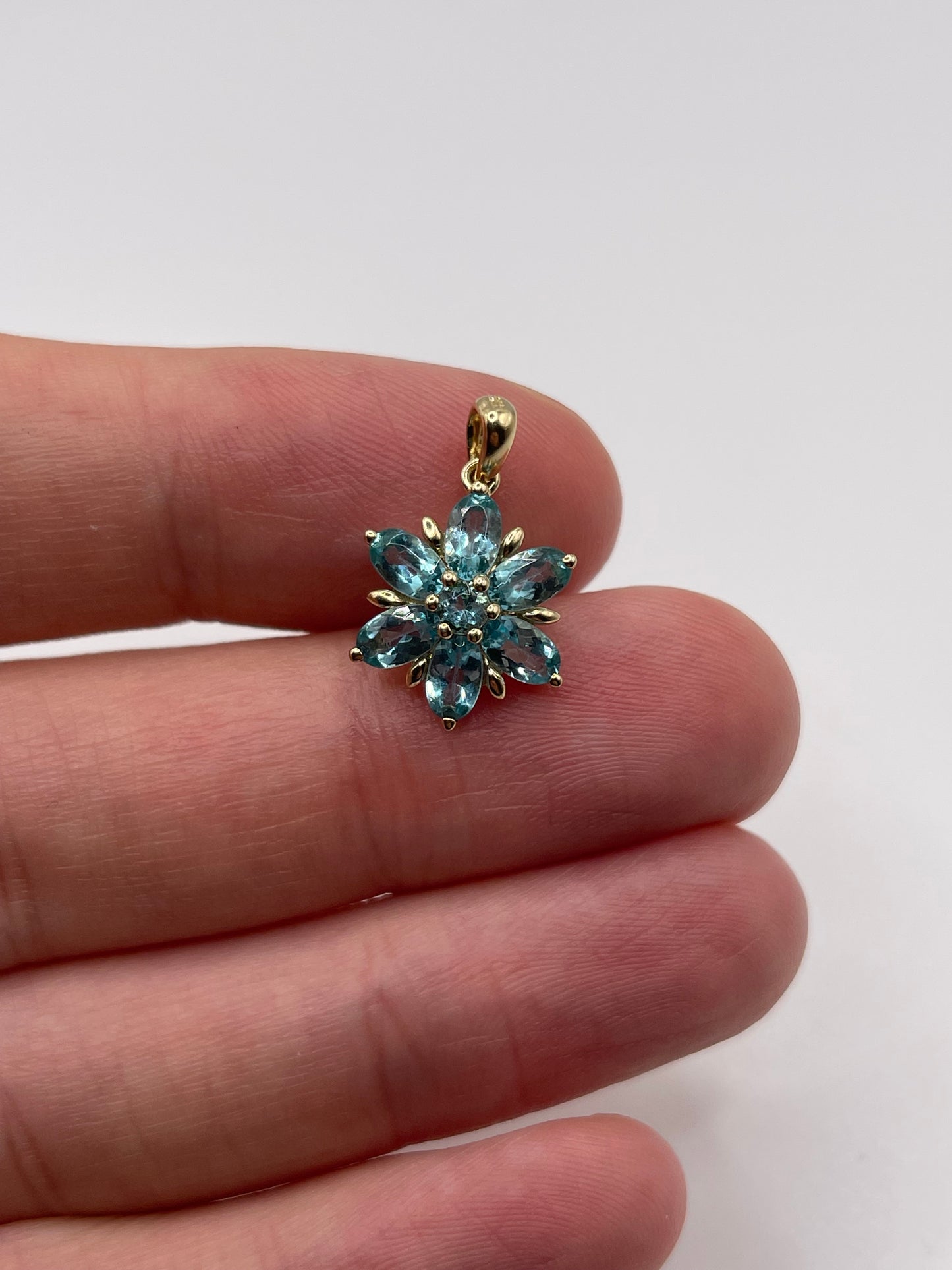 9ct gold topaz pendant