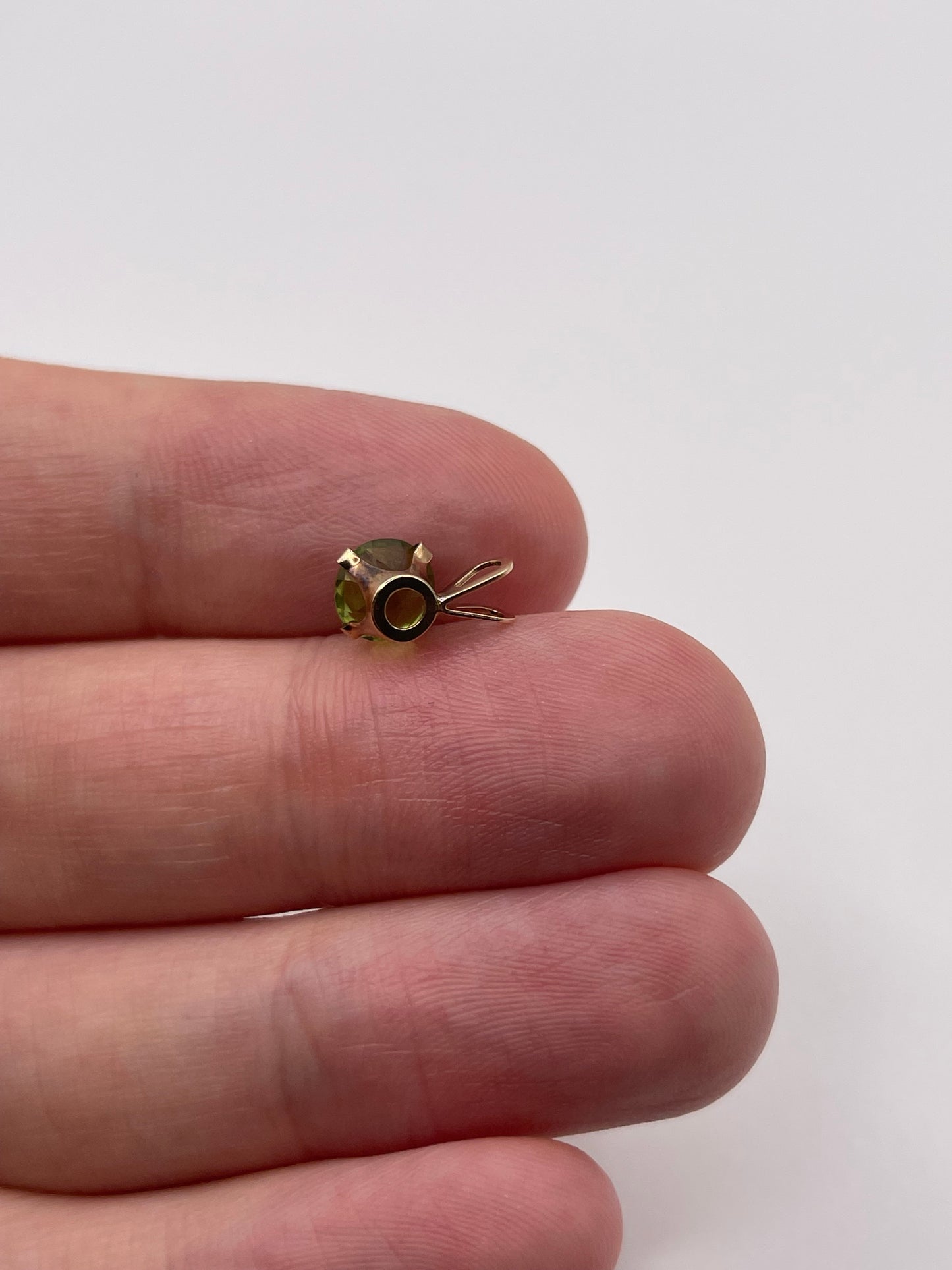 9ct gold peridot pendant