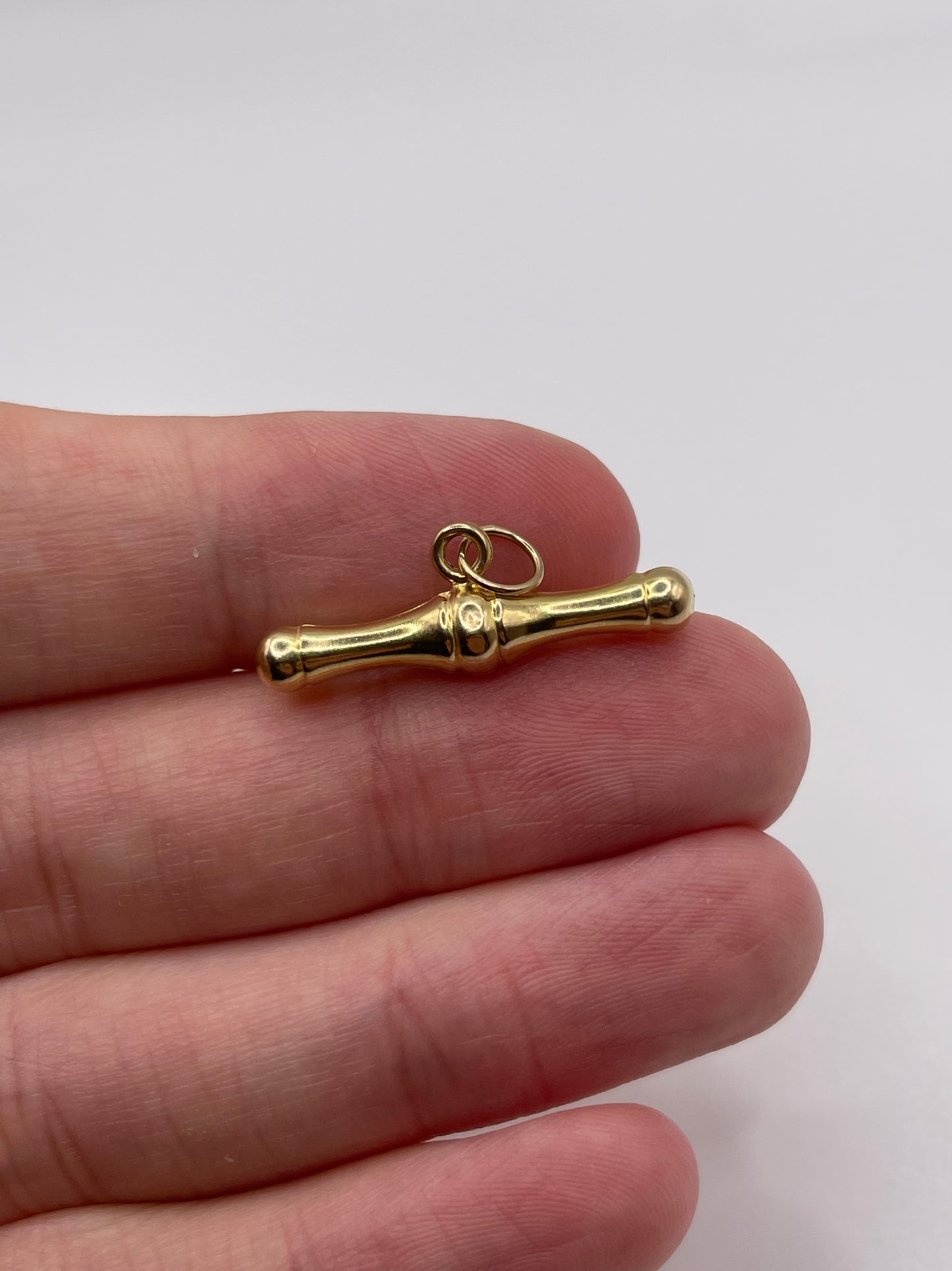 9ct gold T bar pendant