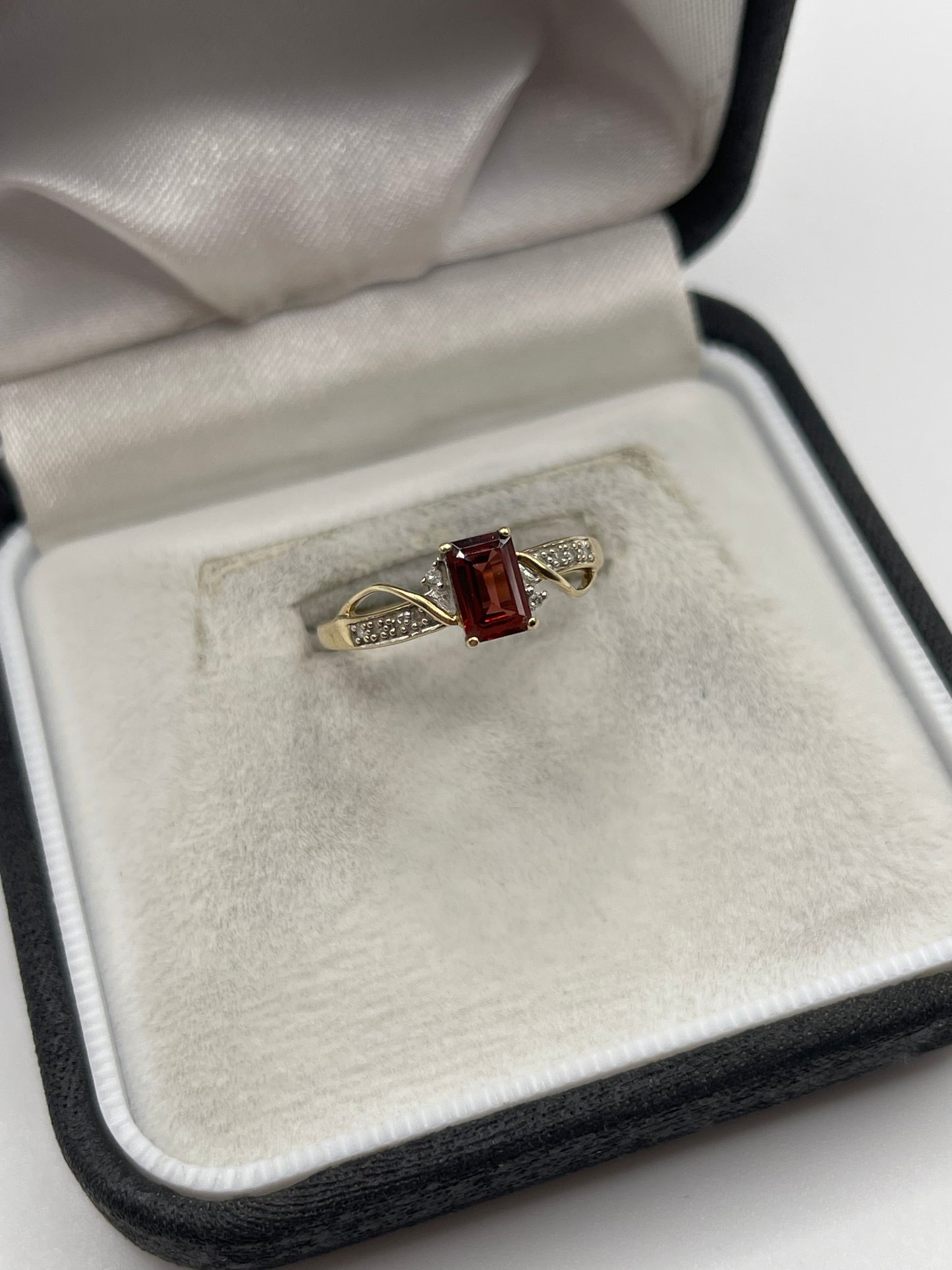 9ct gold garnet and diamond ring