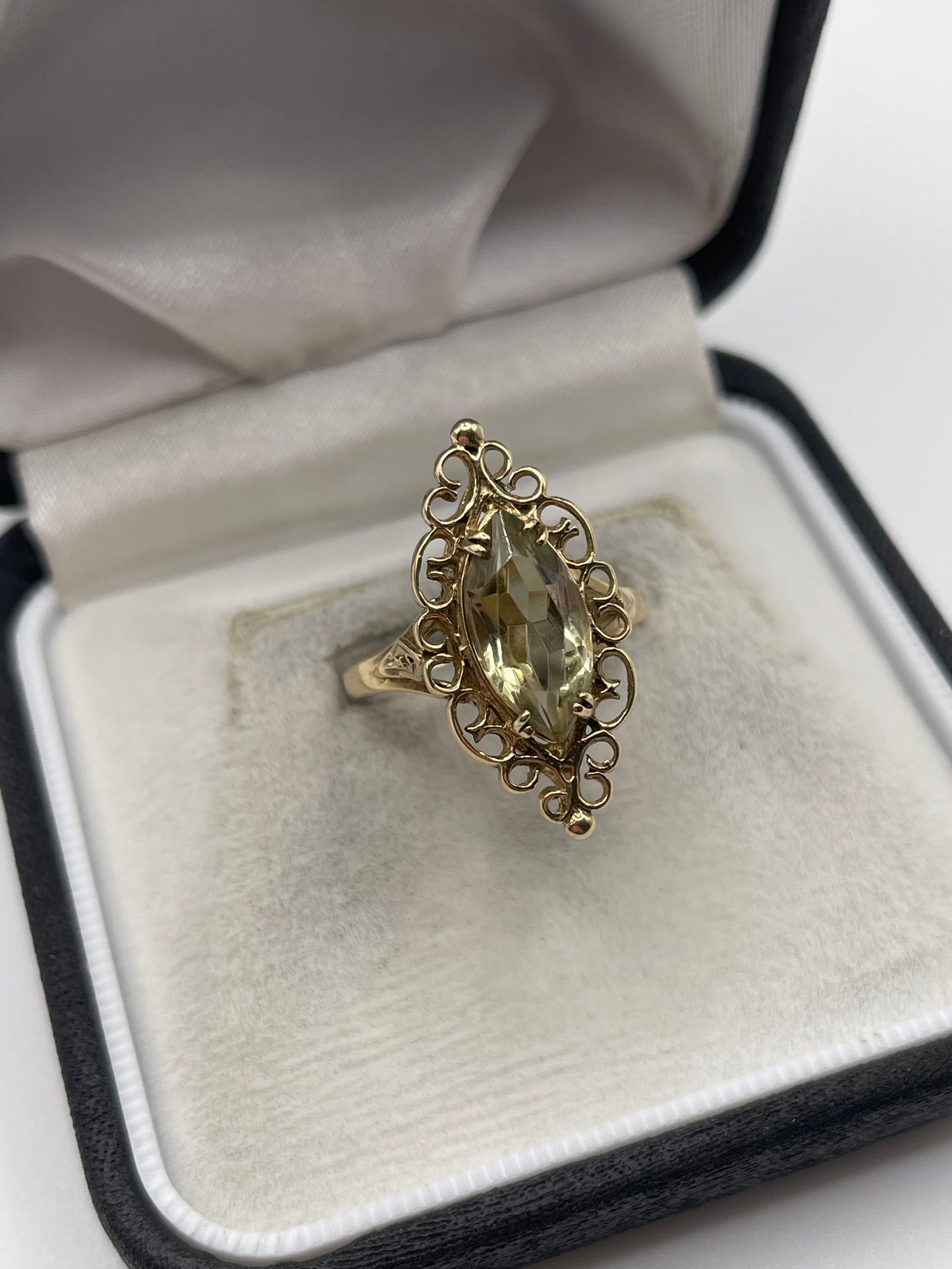 9ct gold quartz ring