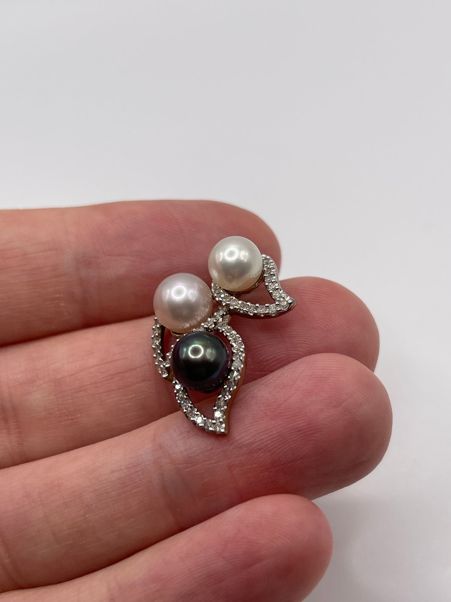 9ct gold pearl and diamond pendant