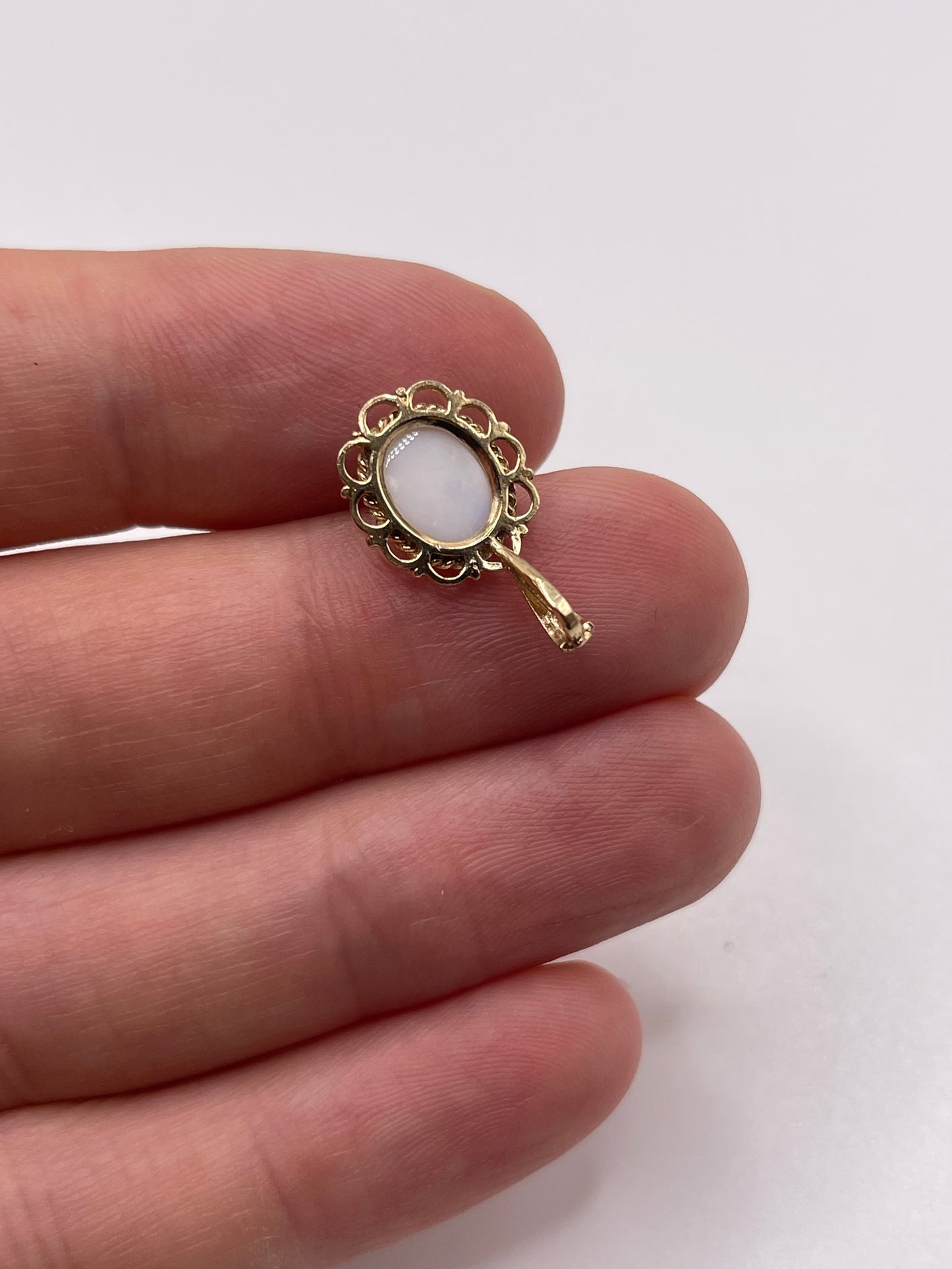 9ct gold opal pendant