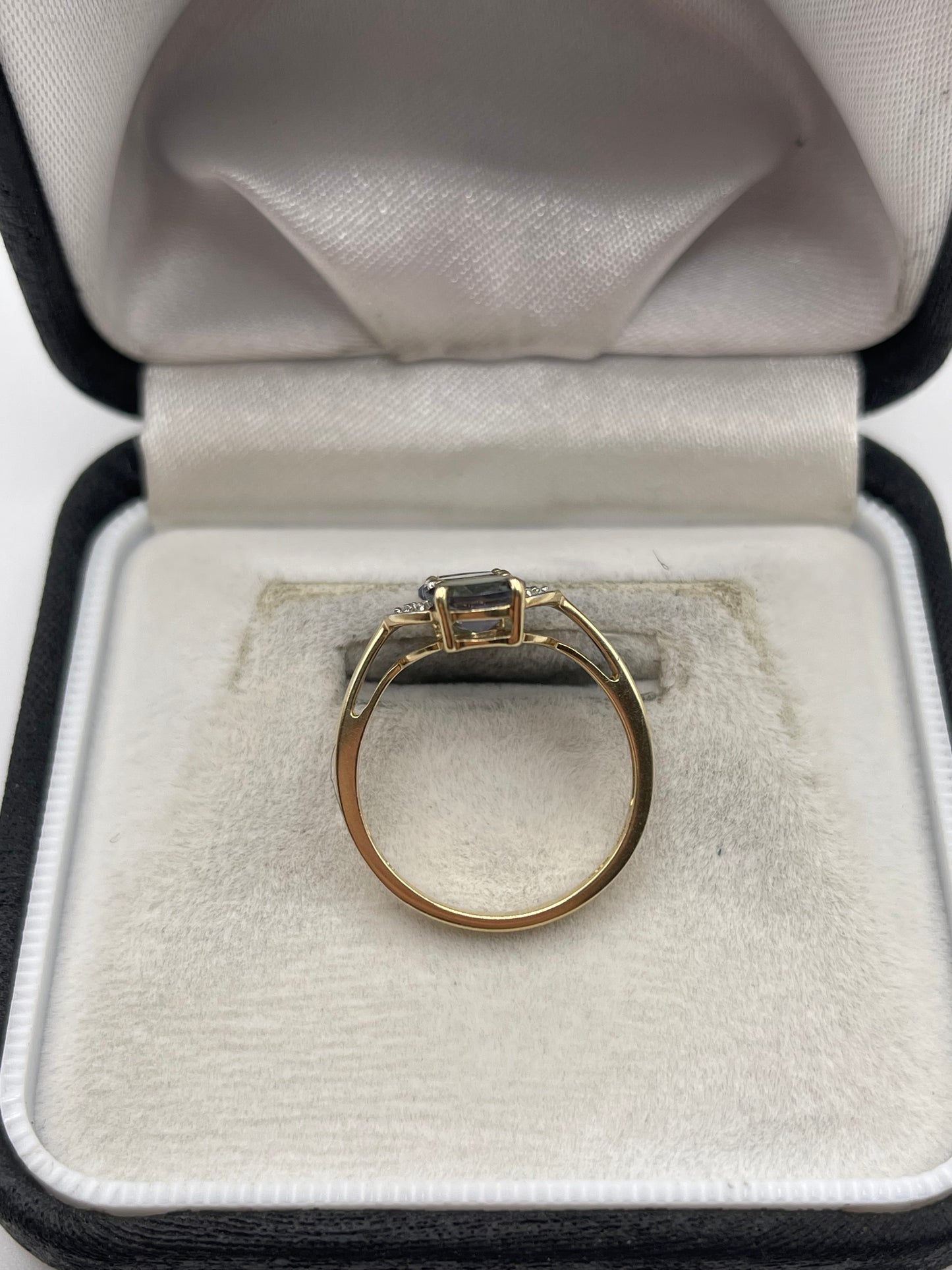 9ct gold tanzanite and diamond ring