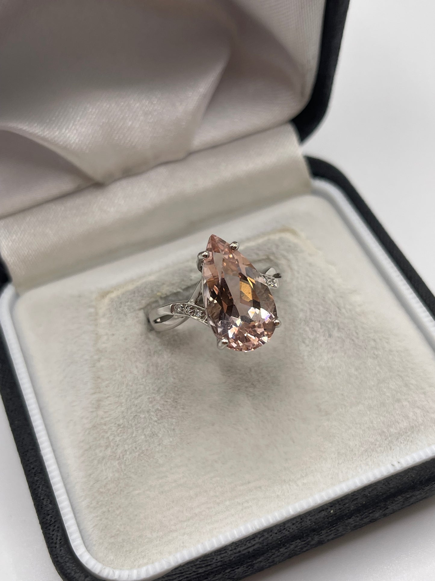 9ct white gold morganite and diamond ring