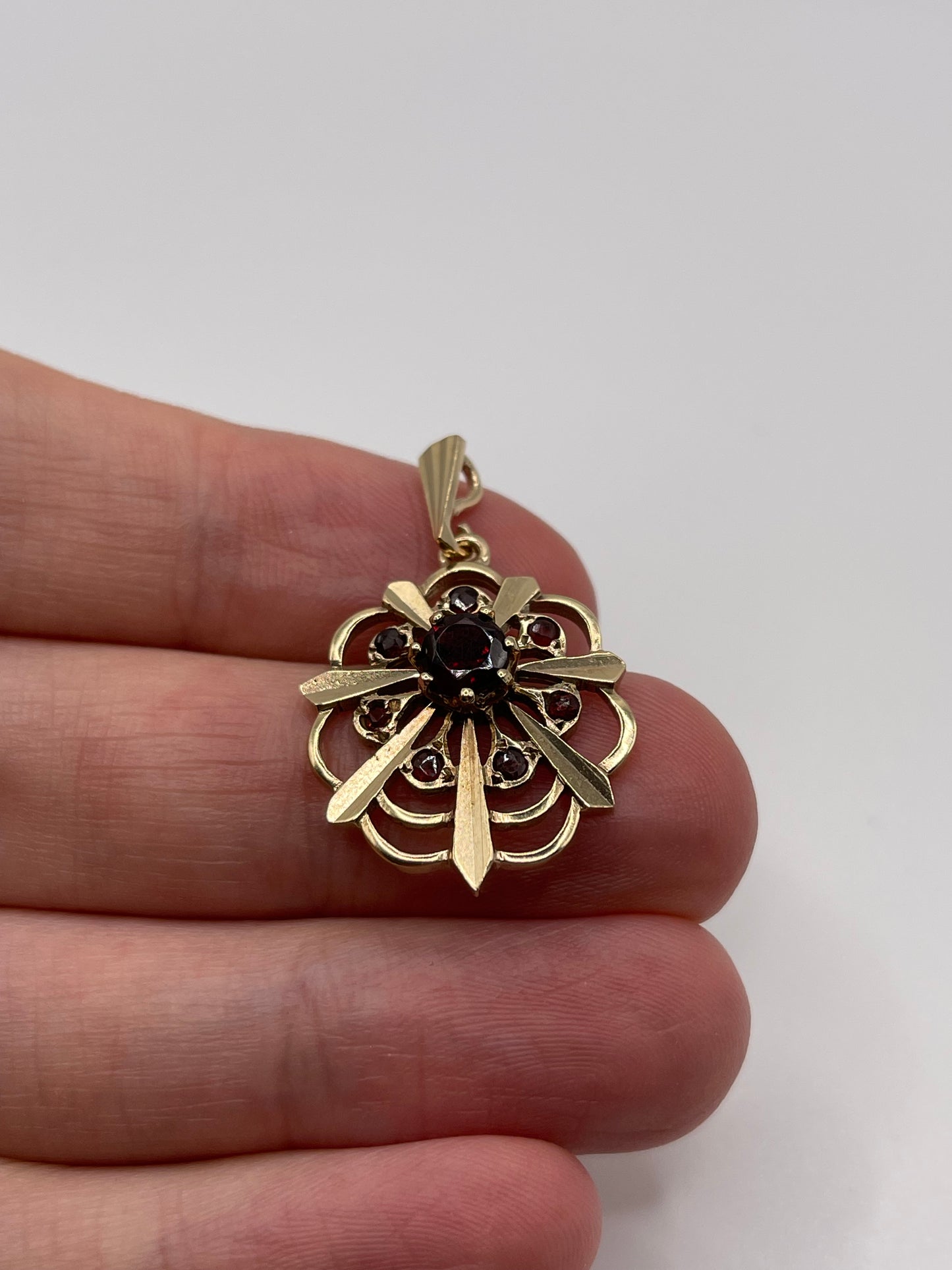 9ct gold garnet pendant