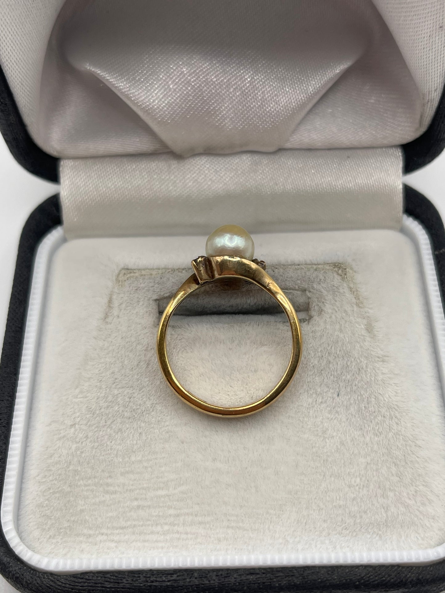 9ct gold pearl and diamond ring