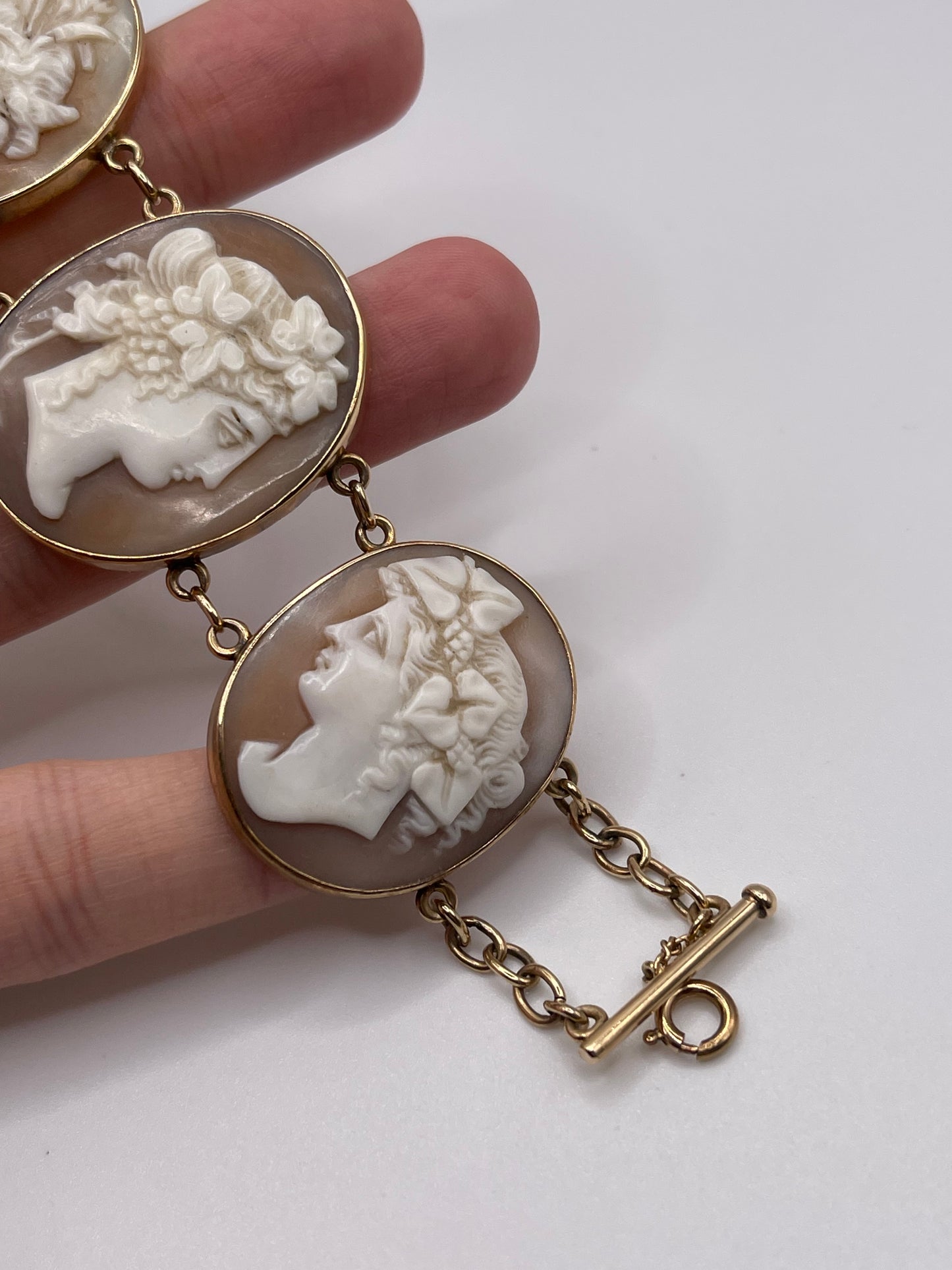 9ct gold cameo bracelet