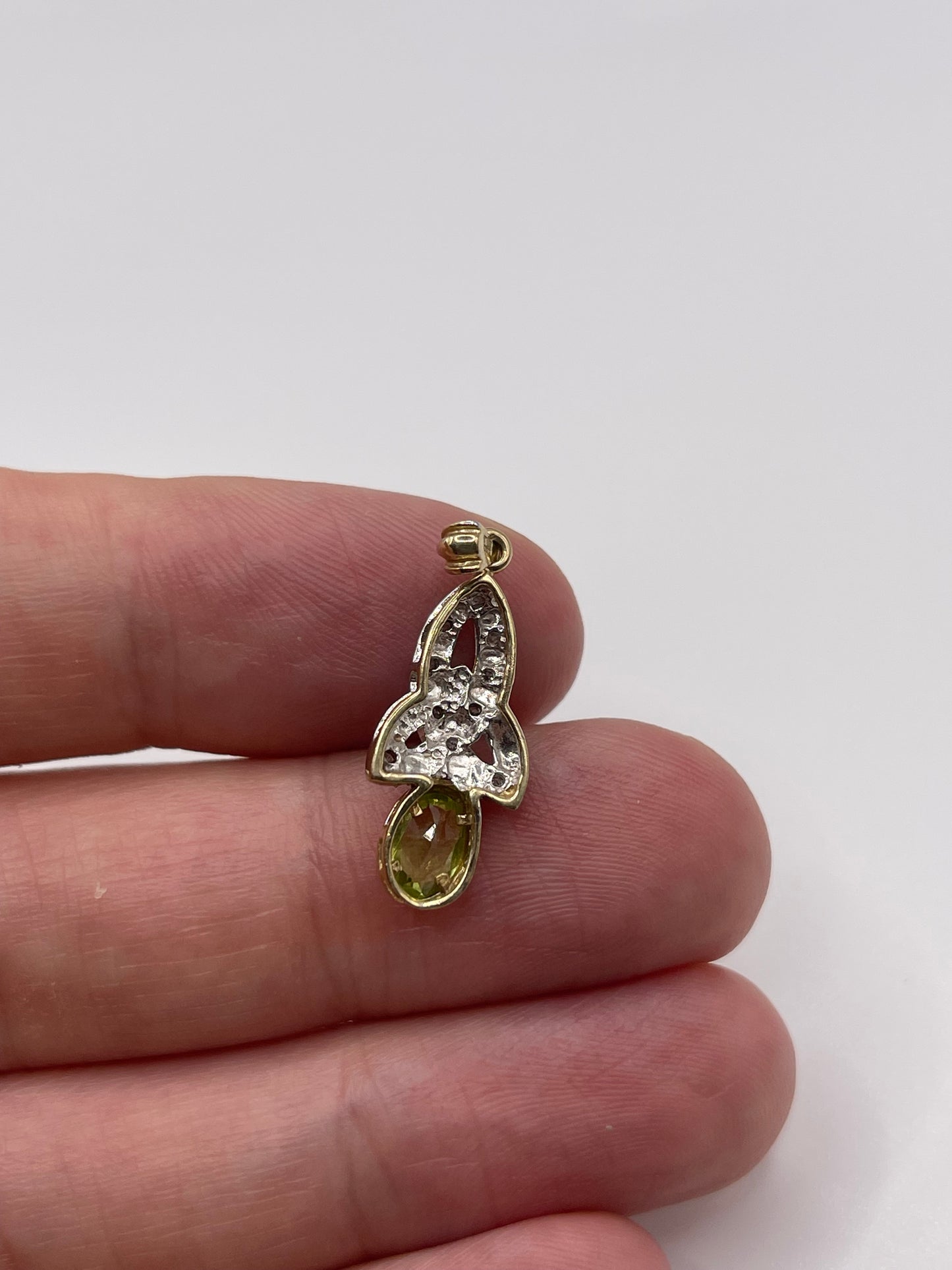 9ct gold peridot and diamond pendant