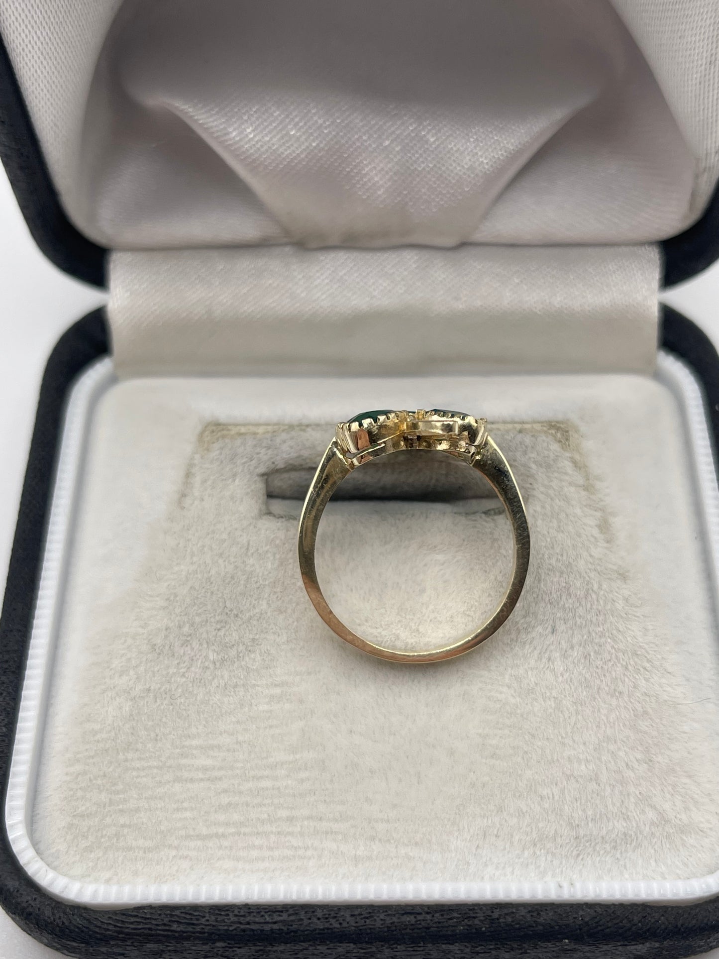 9ct gold green agate shamrock ring
