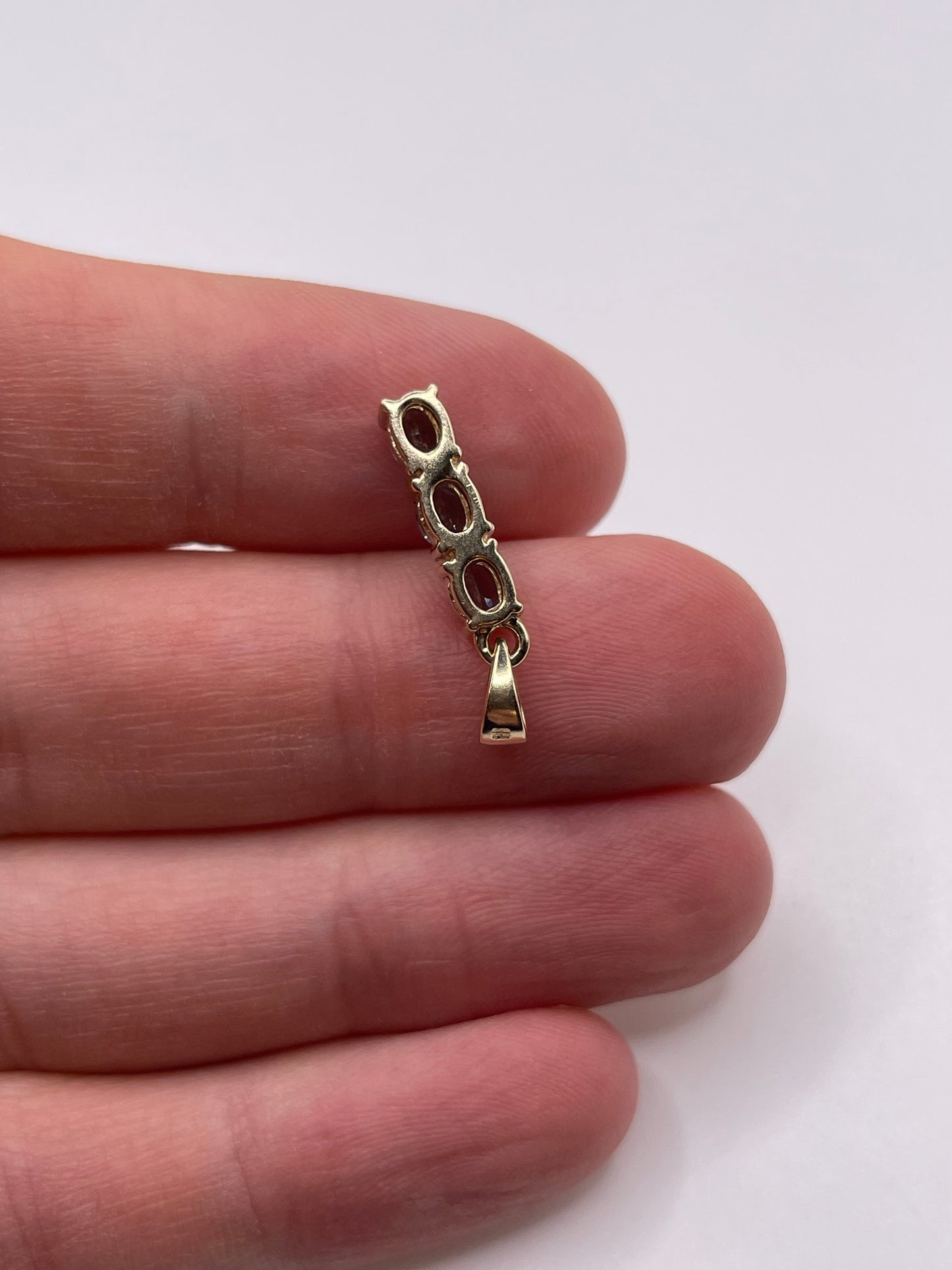 9ct gold sapphire pendant