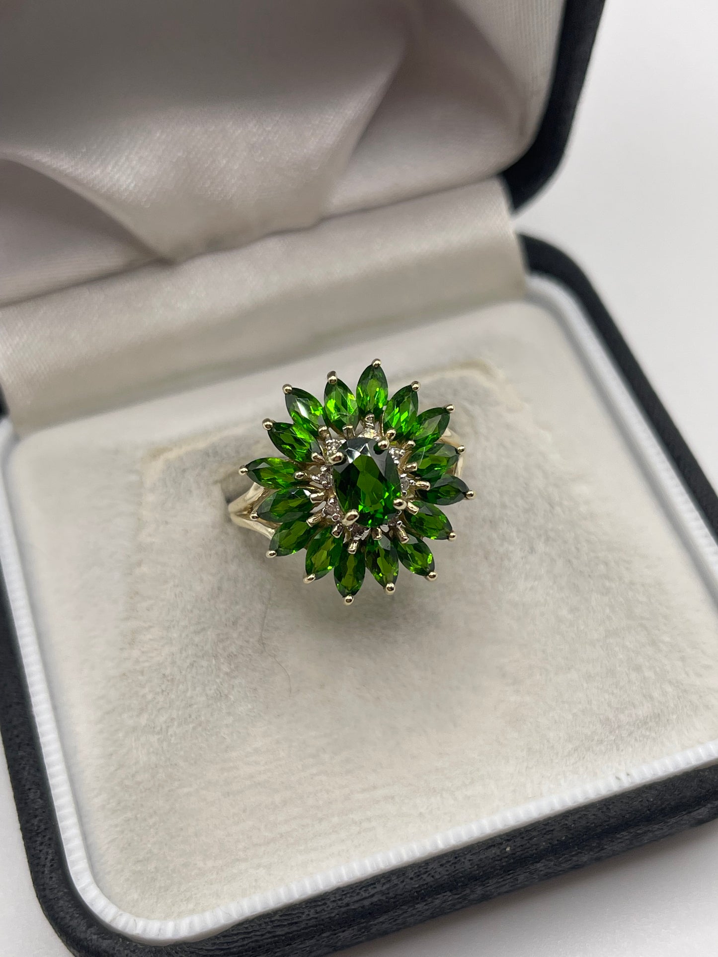 9ct gold diopside and diamond ring