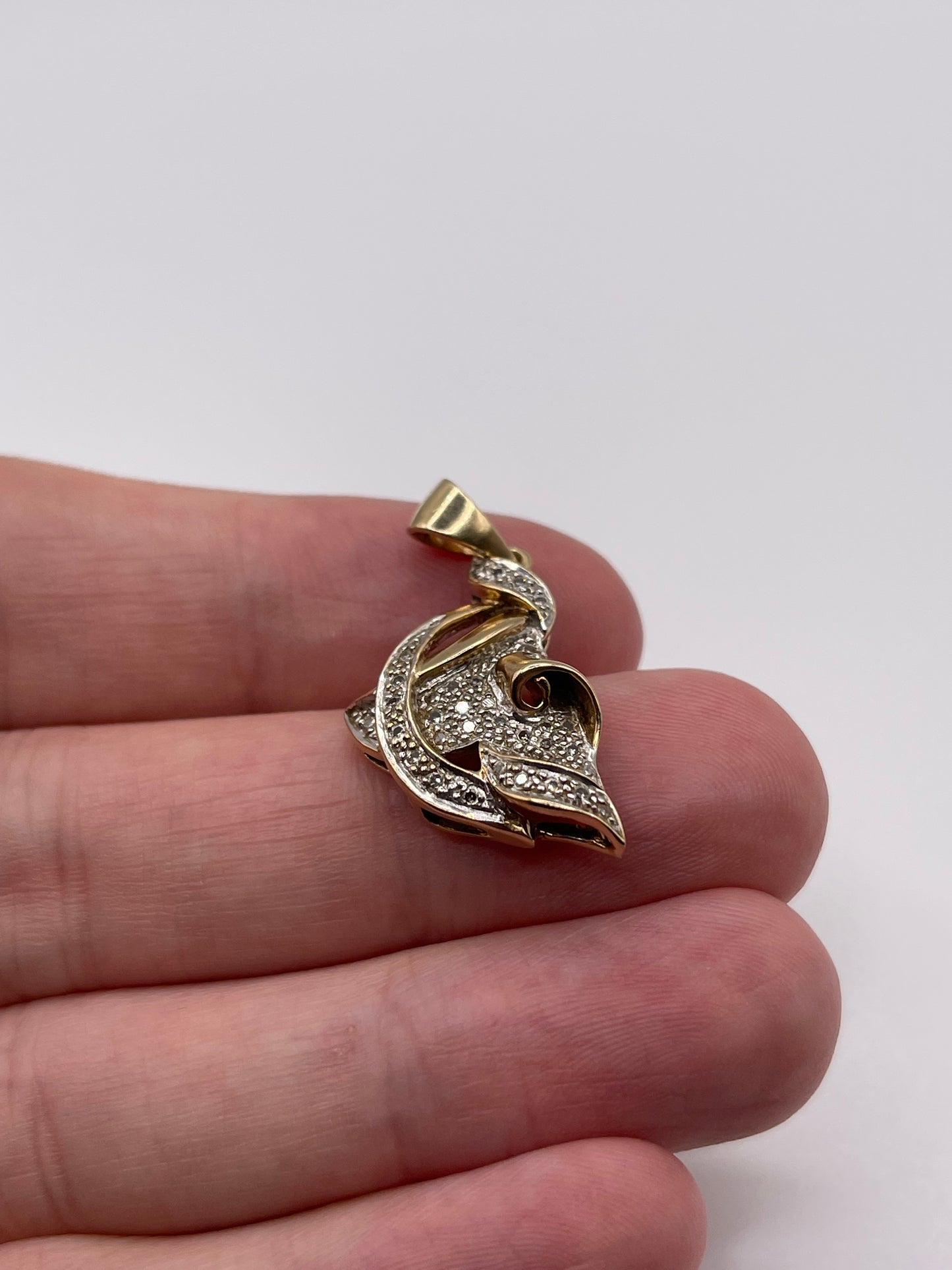 9ct gold diamond cluster pendant