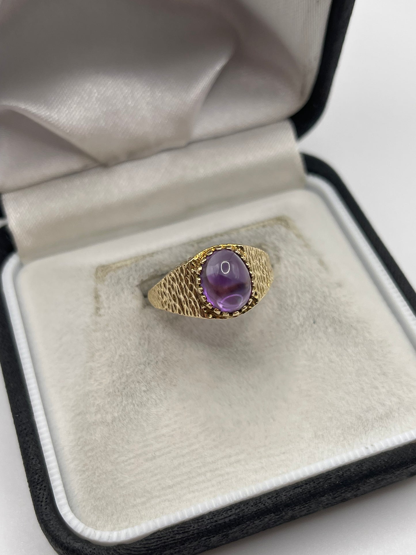 9ct gold cabochon amethyst ring
