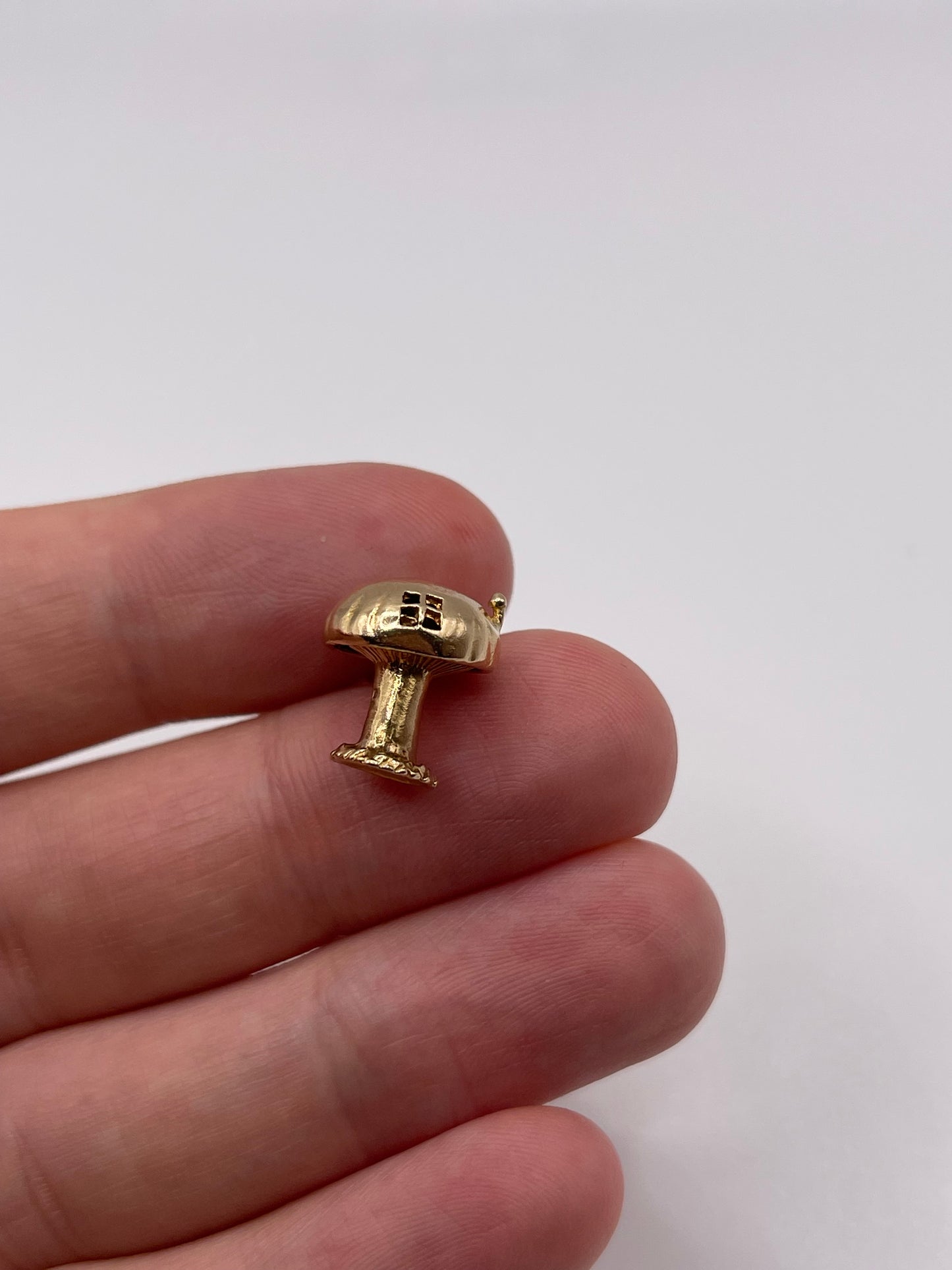 9ct gold toadstool / mushroom charm
