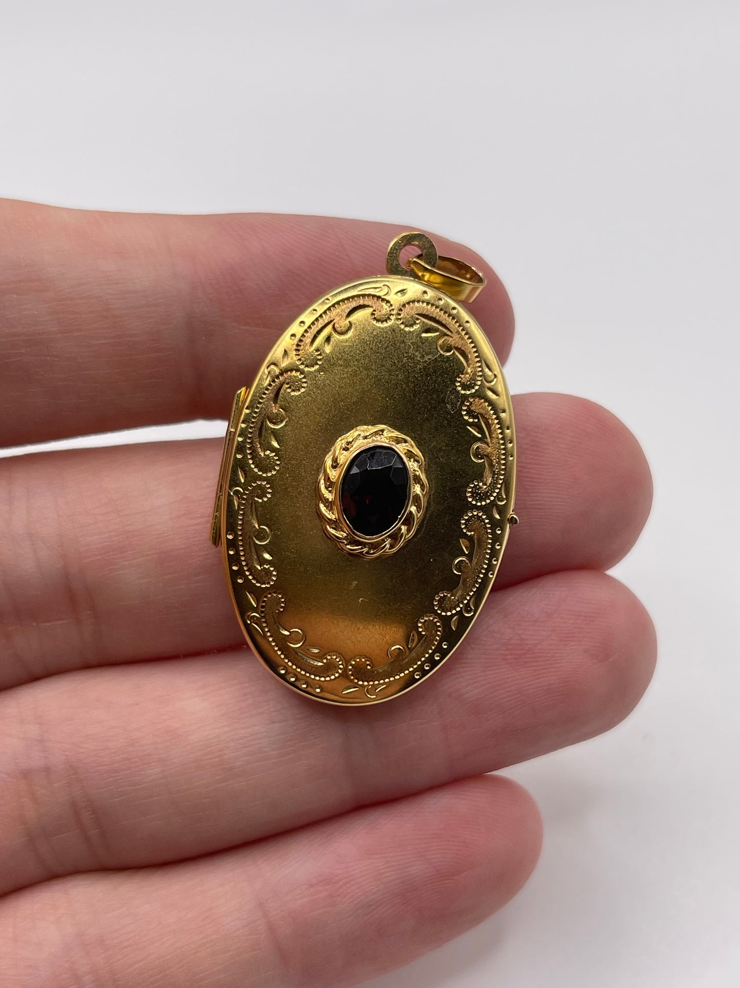 9ct gold garnet locket