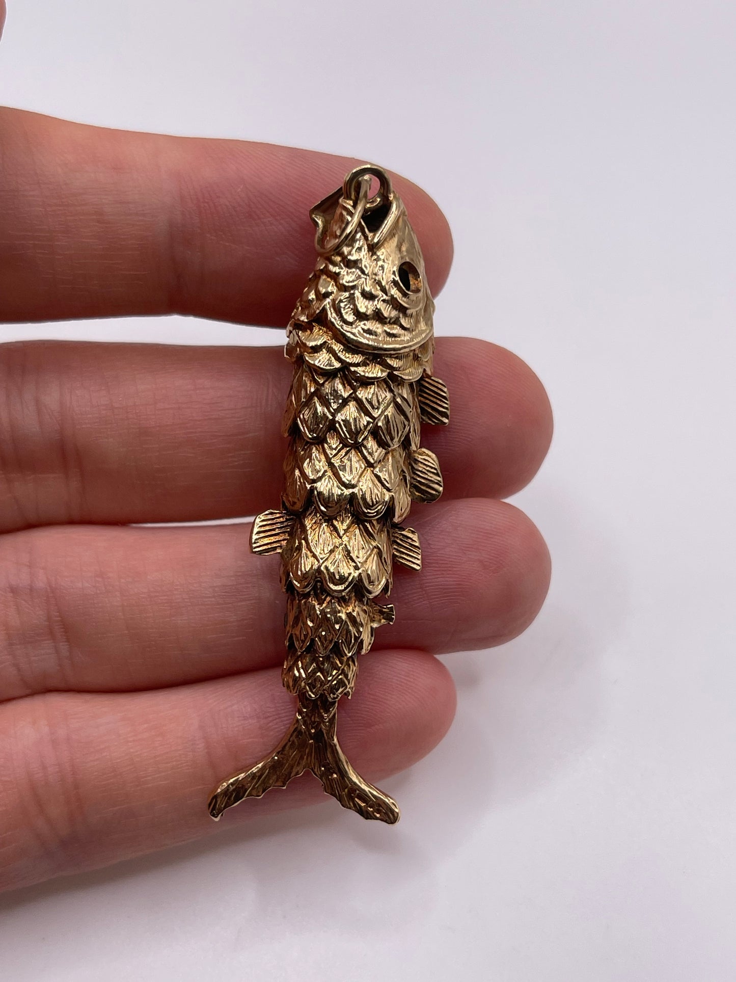 Huge heavy 9ct gold articulated fish pendant