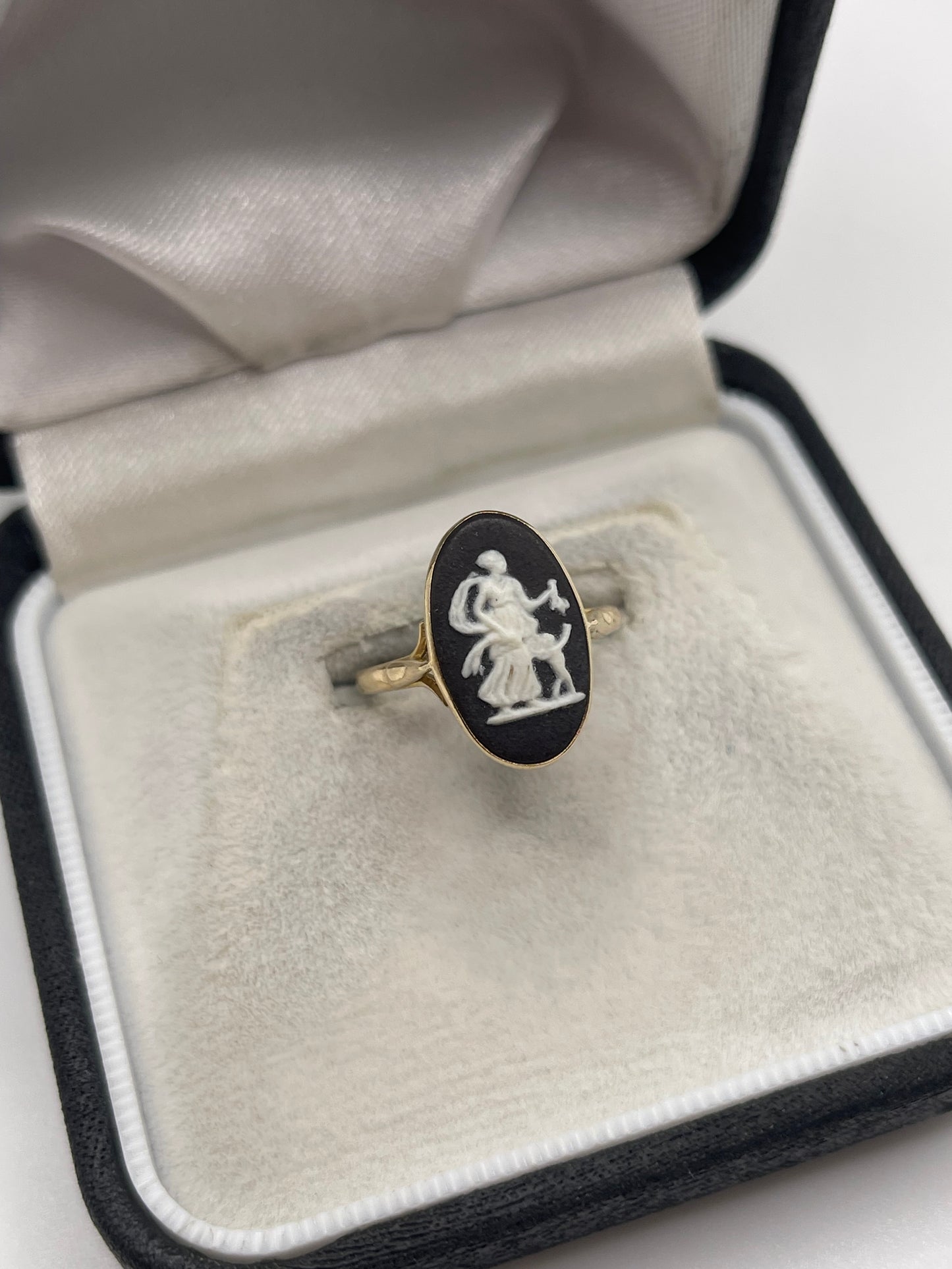 9ct Wedgwood cameo ring