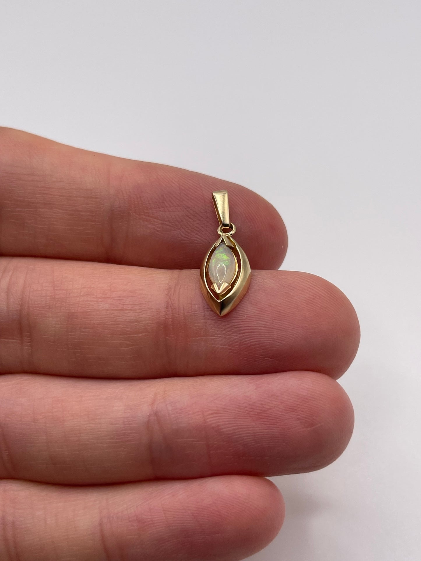 9ct gold opal pendant