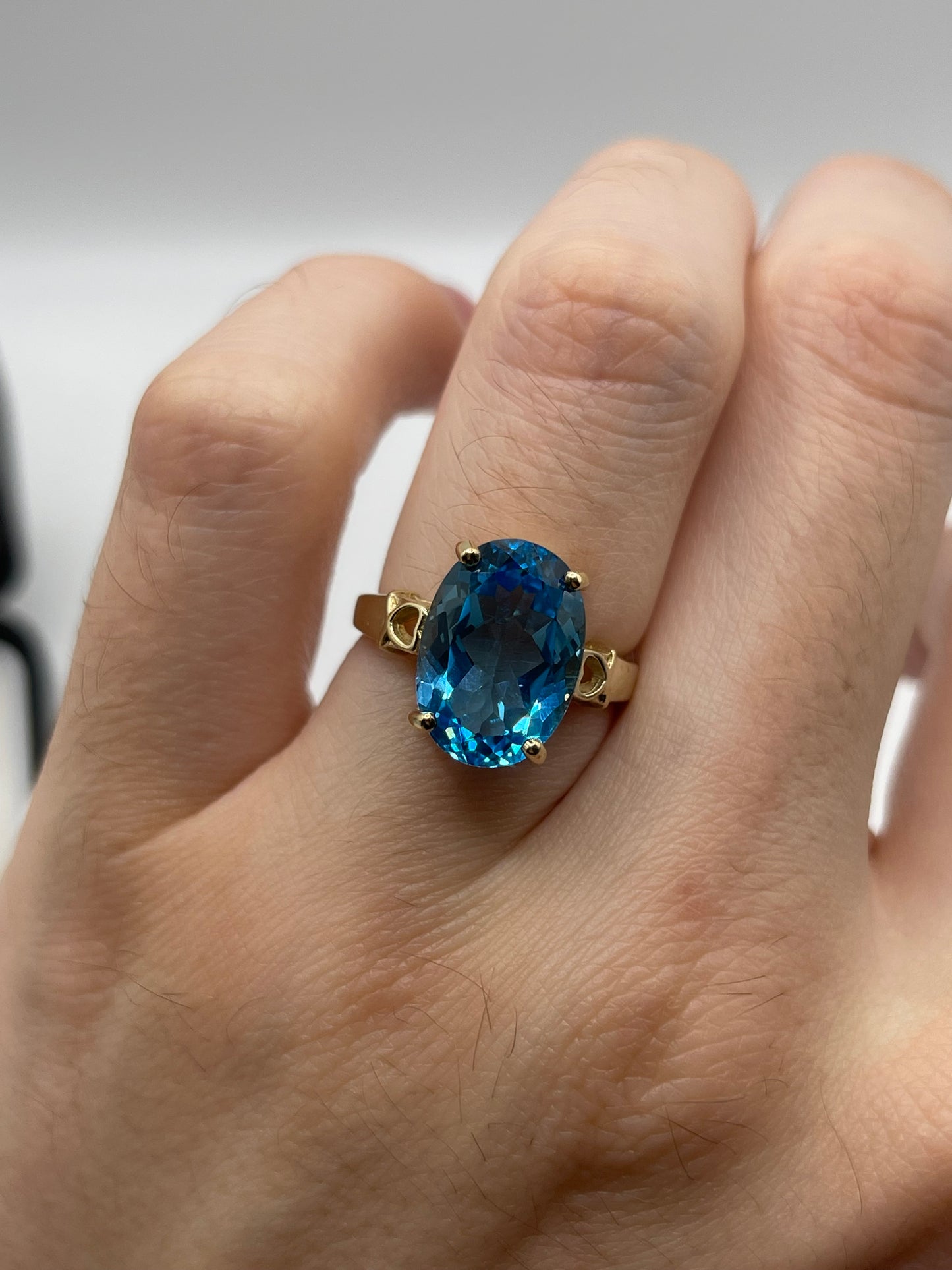 9ct gold blue topaz ring