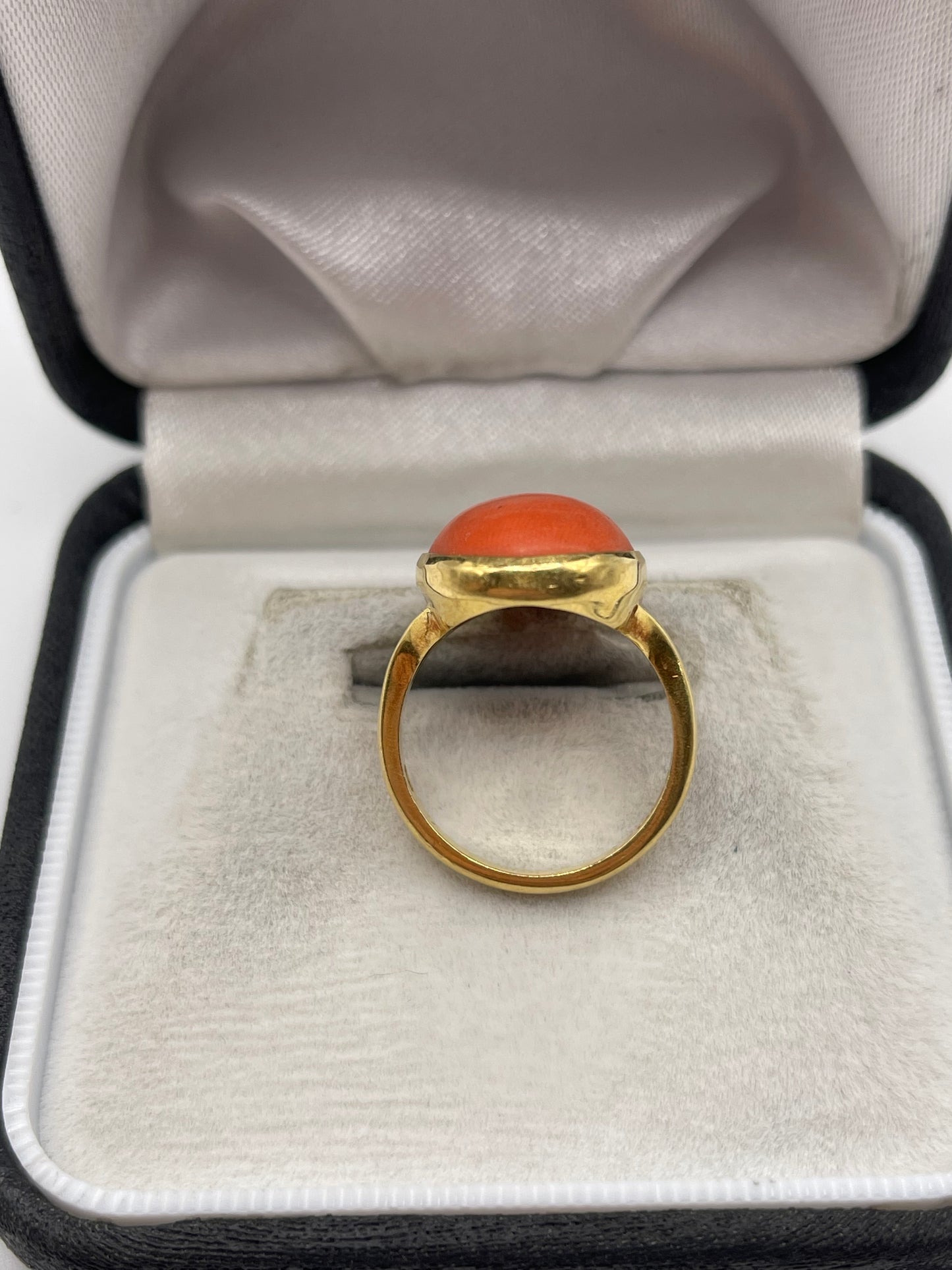 18ct gold coral ring