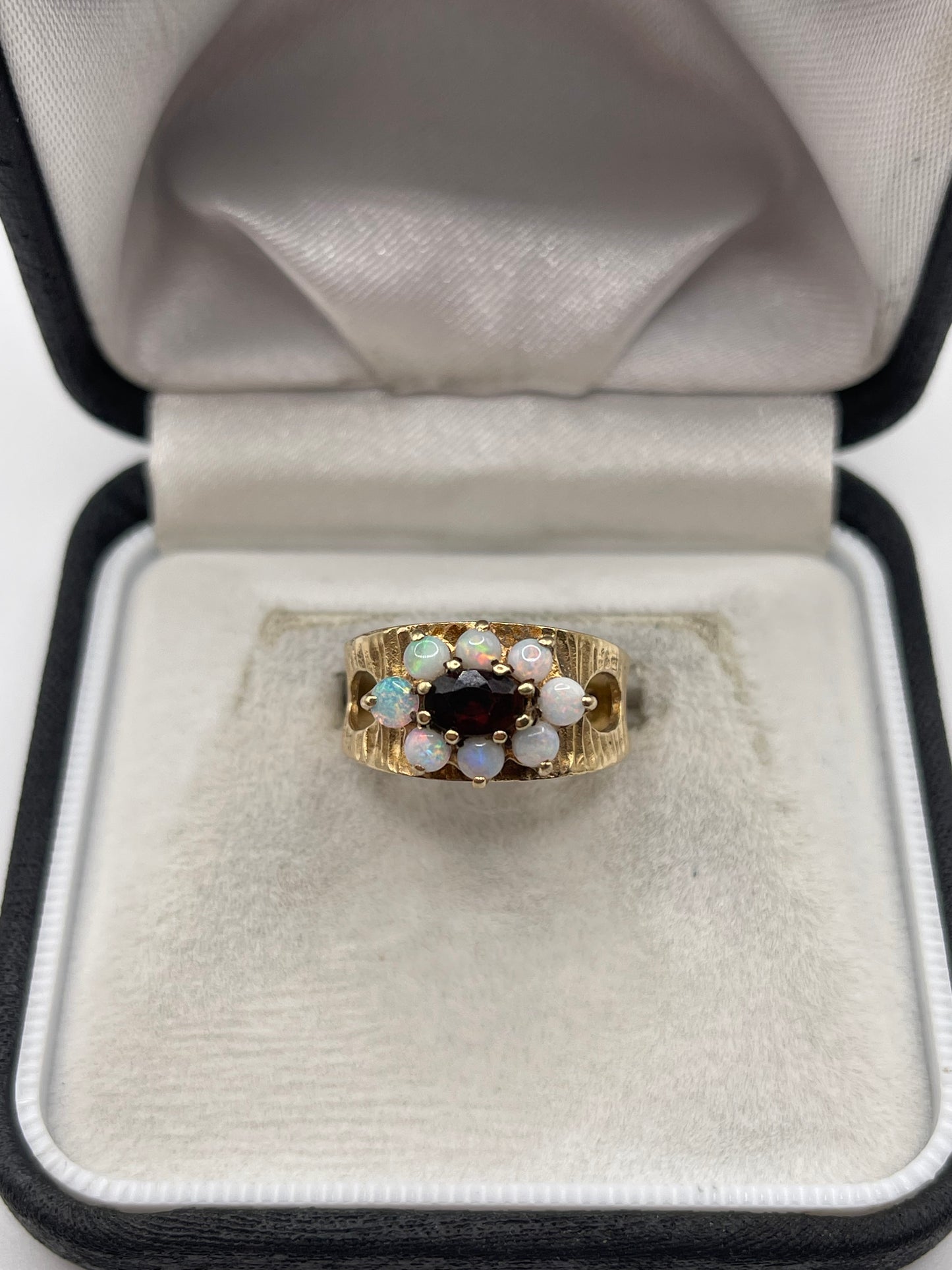 9ct gold garnet and opal ring