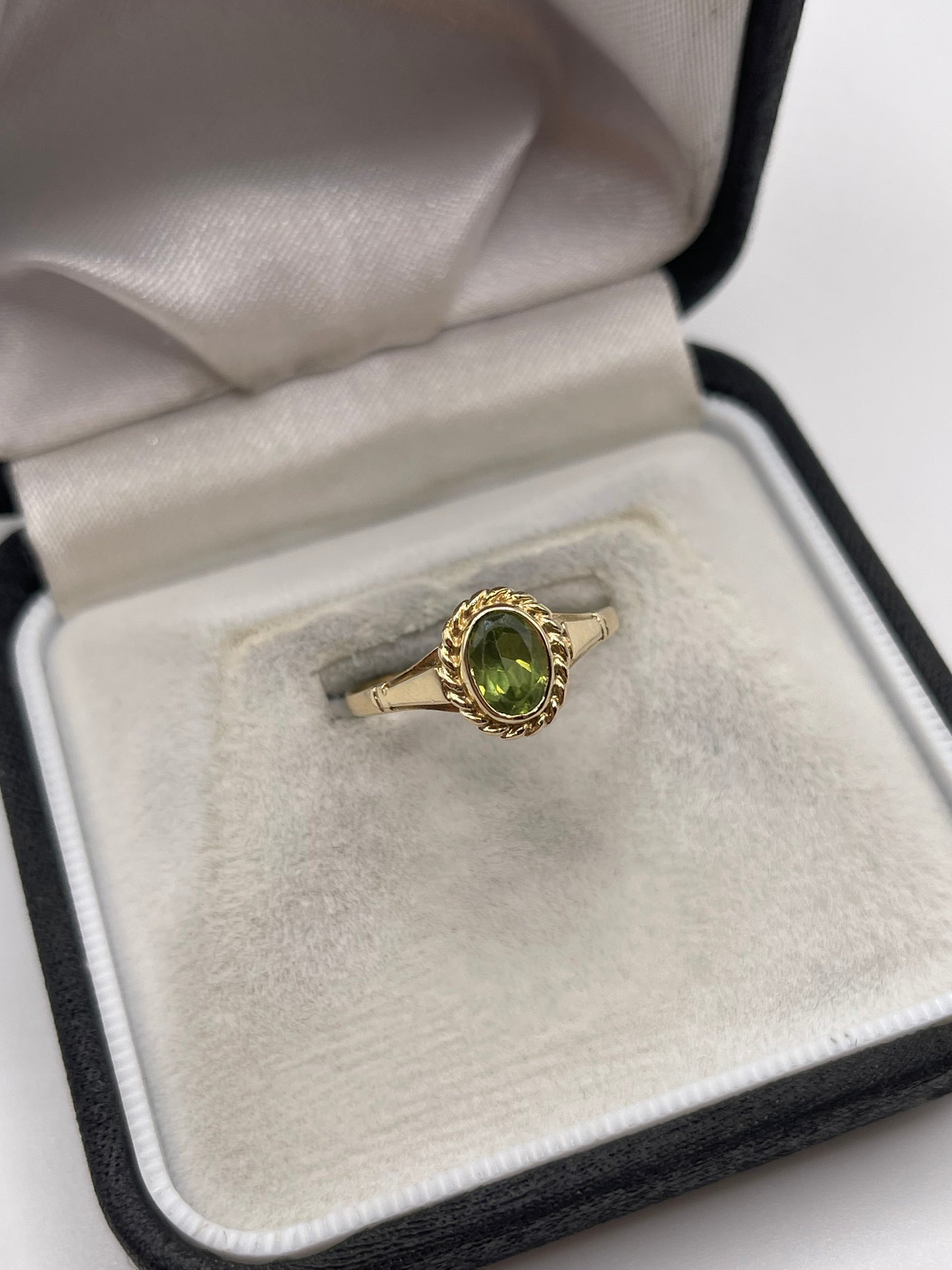9ct gold quartz ring