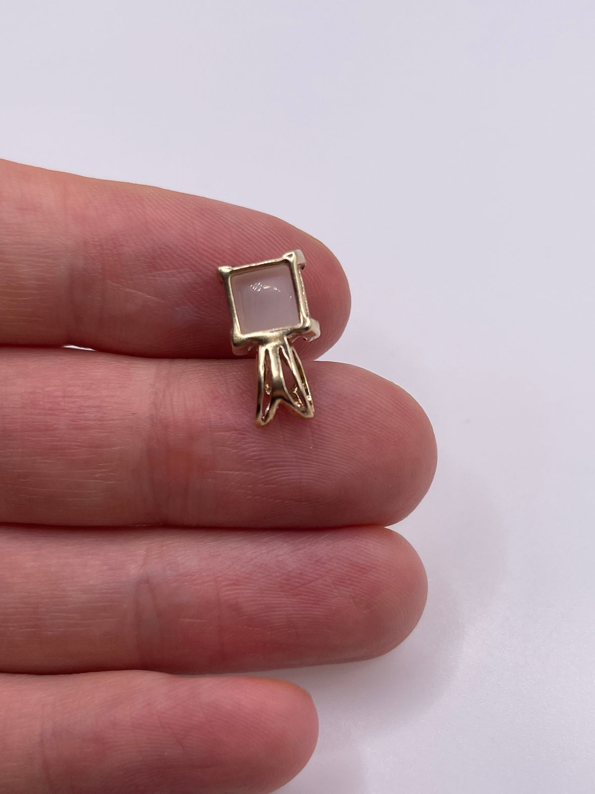 9ct gold moonstone pendant