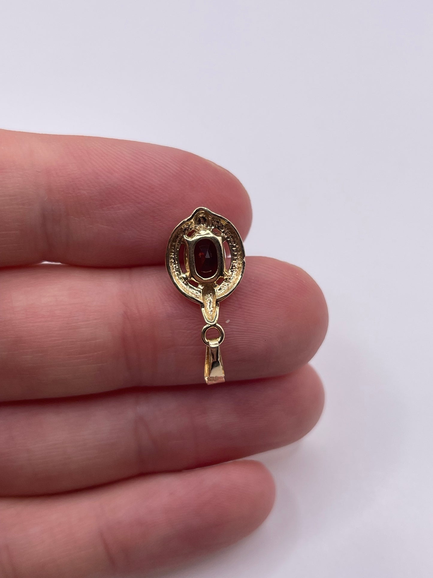 9ct gold garnet pendant