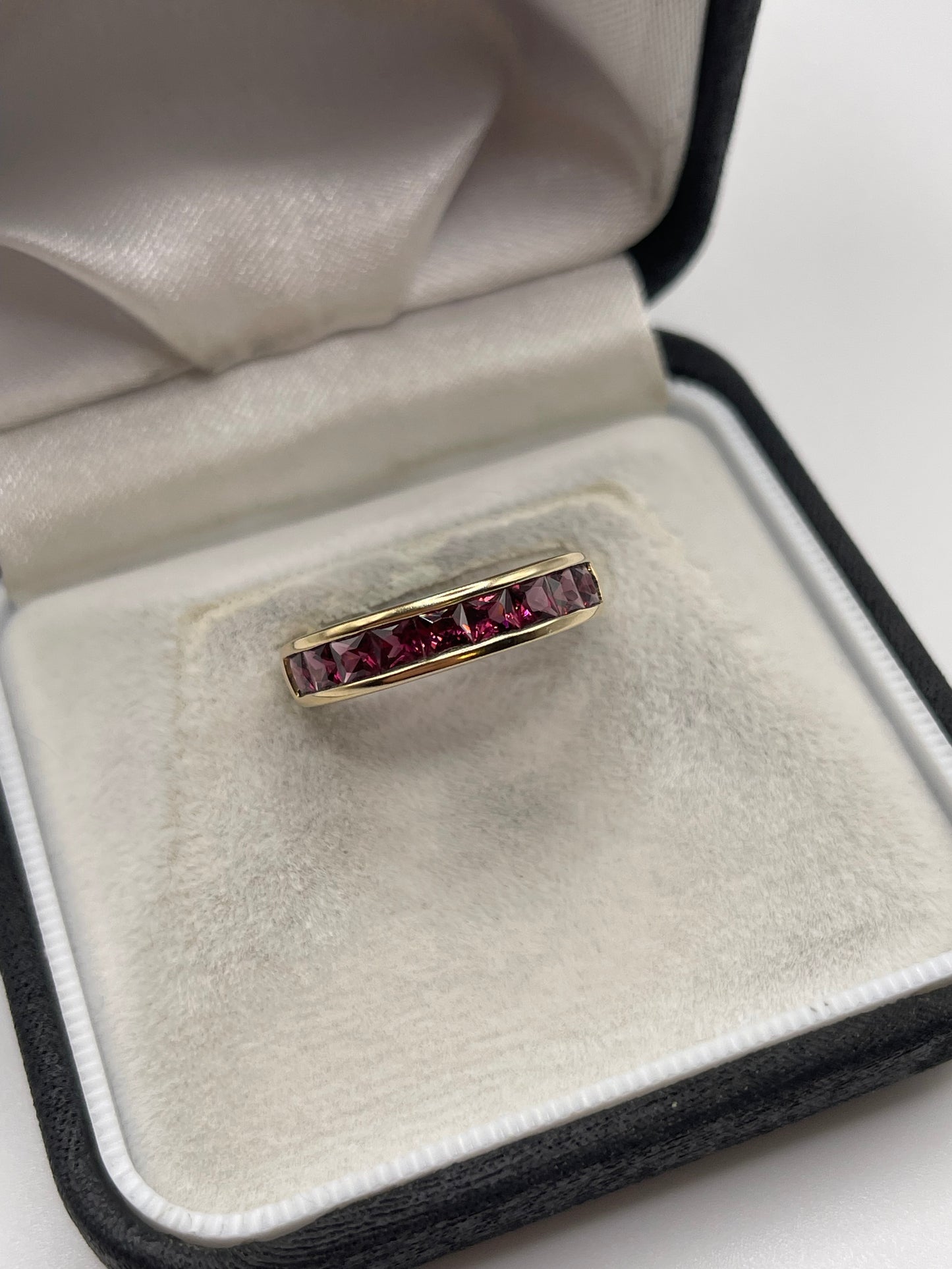 9ct gold garnet ring