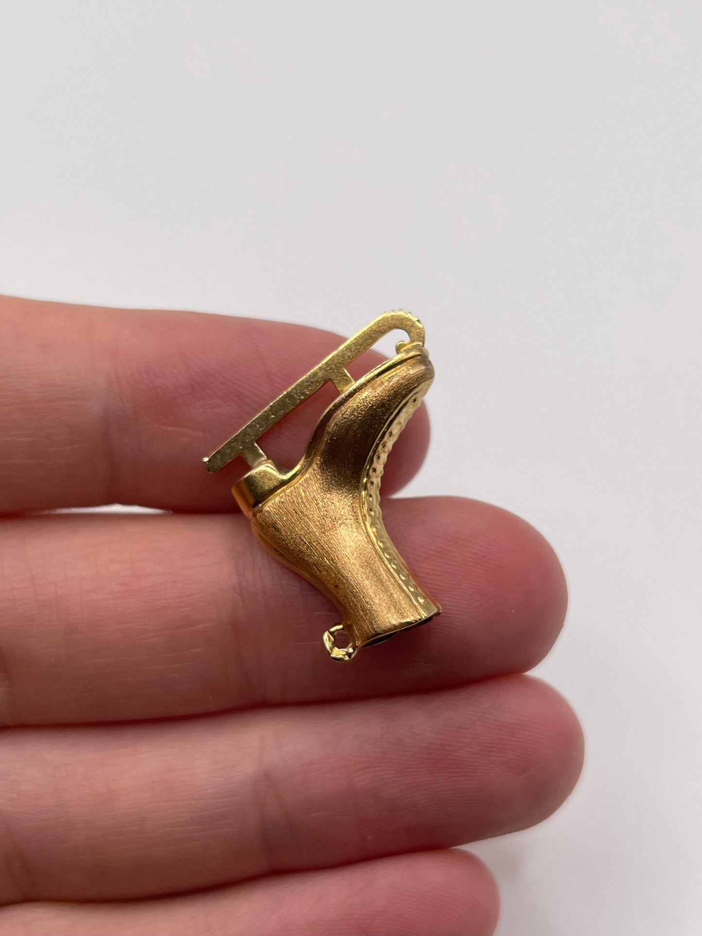 9ct gold ice skate charm