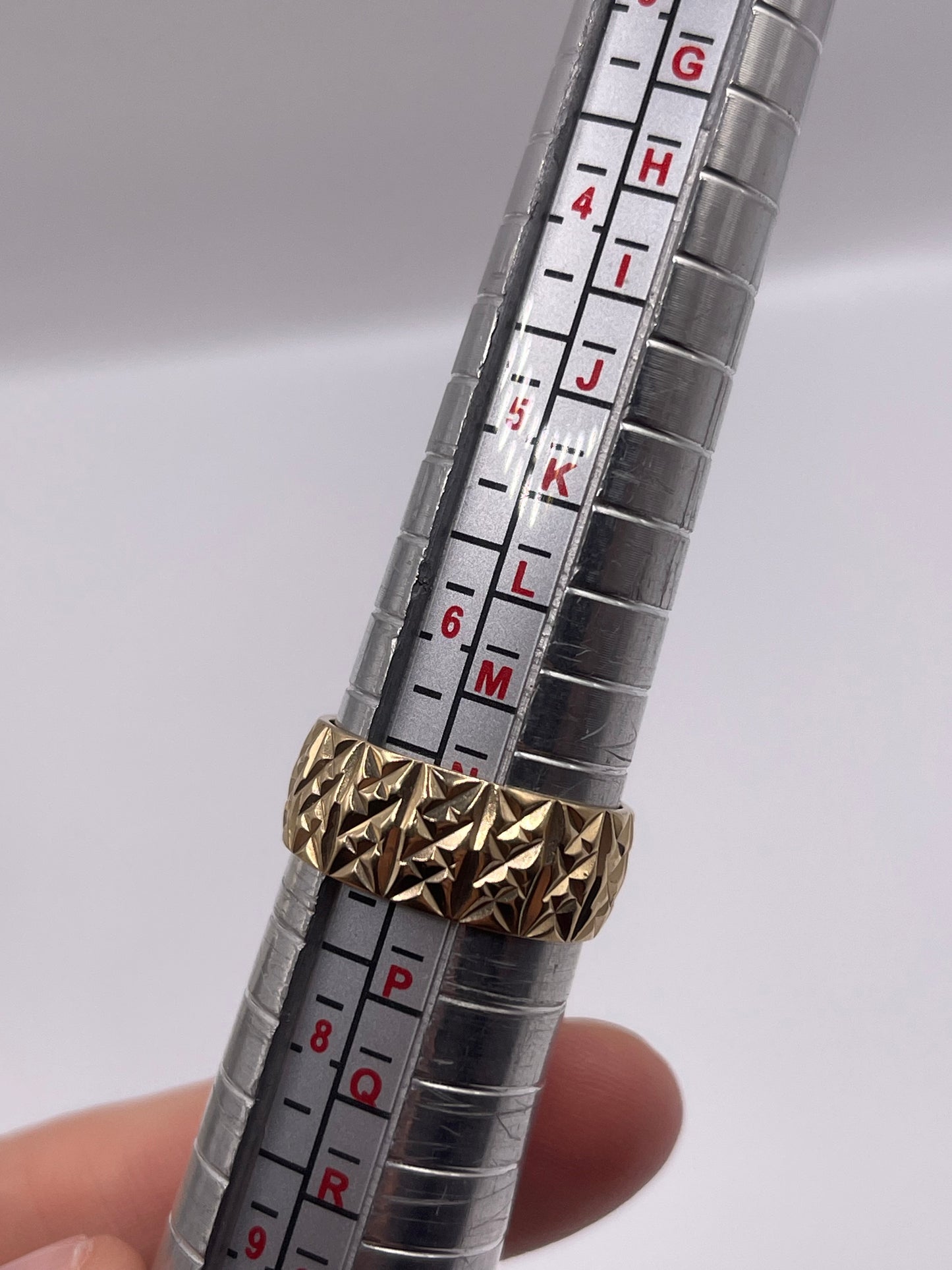 9ct gold patterned band