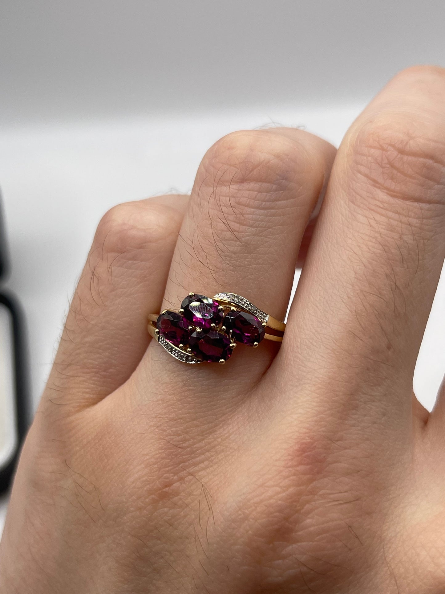 9ct gold garnet and diamond ring