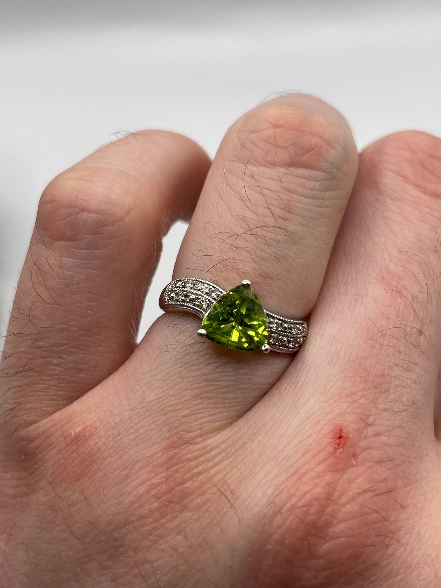 9ct white gold peridot and diamond ring