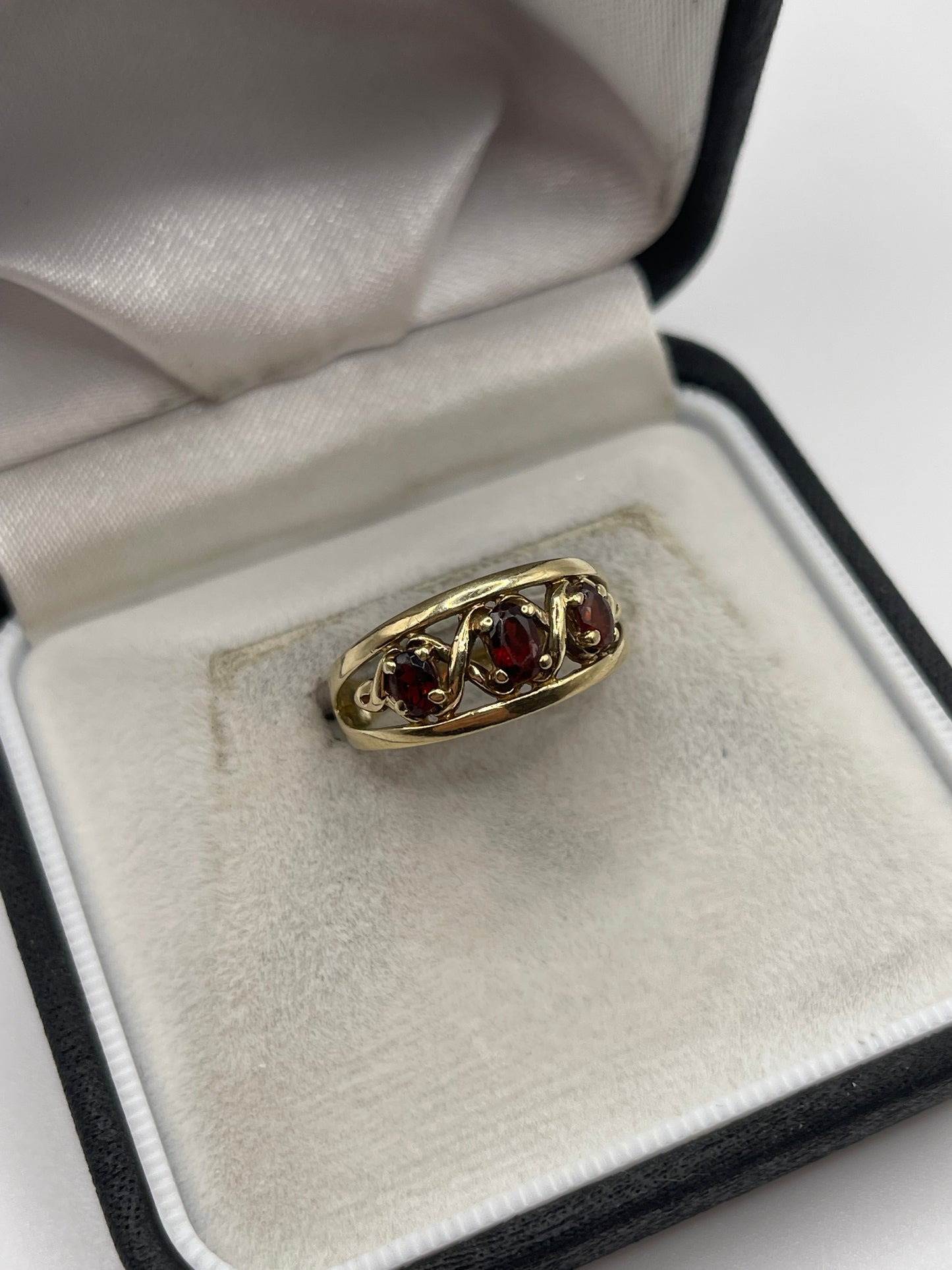 9ct gold garnet ring