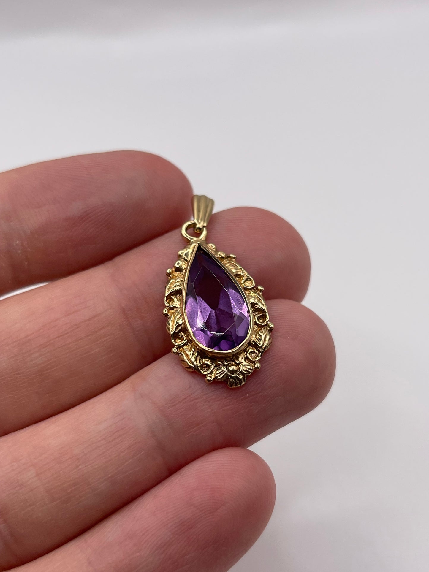 9ct gold amethyst pendant