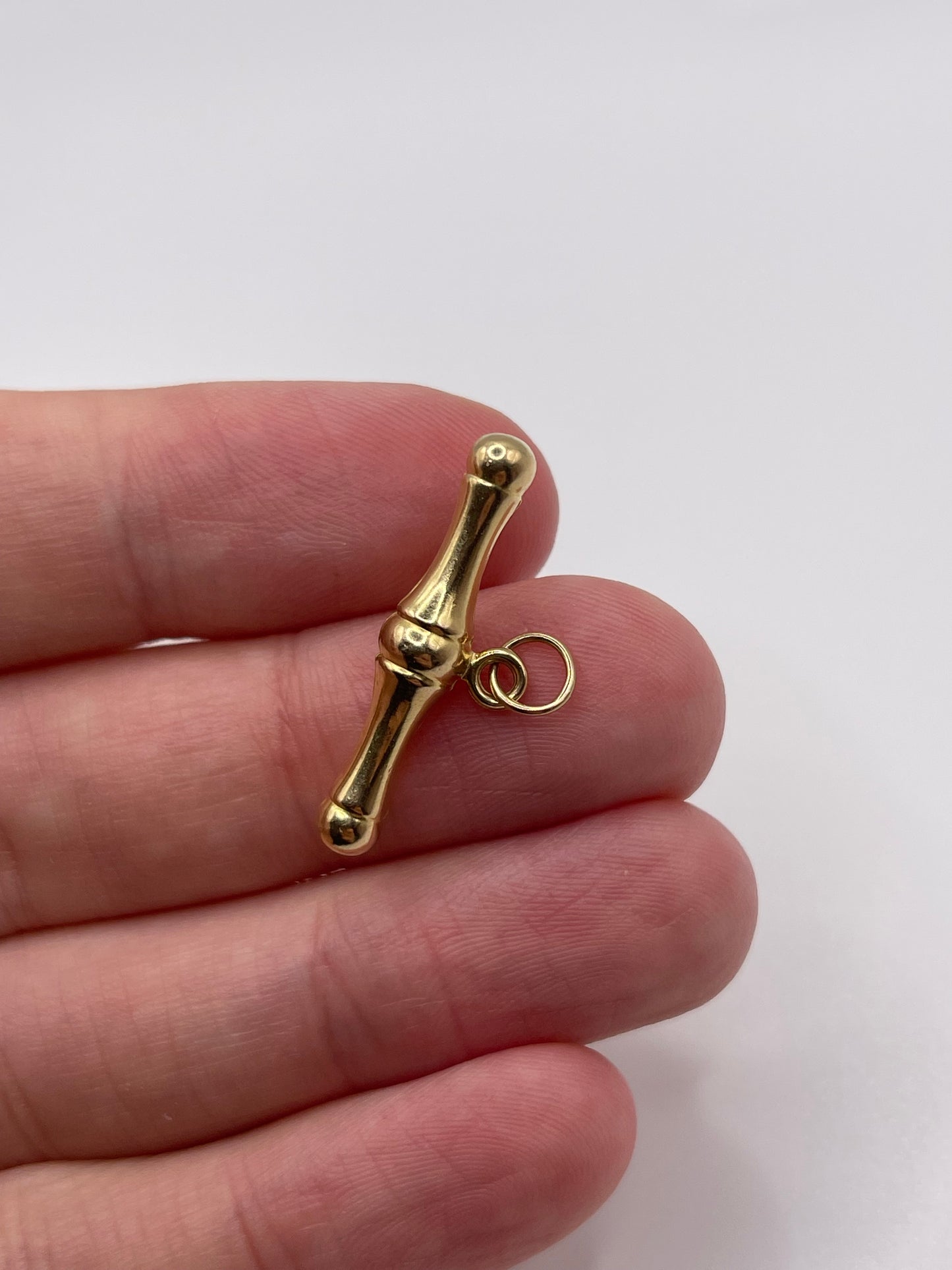 9ct gold T bar pendant