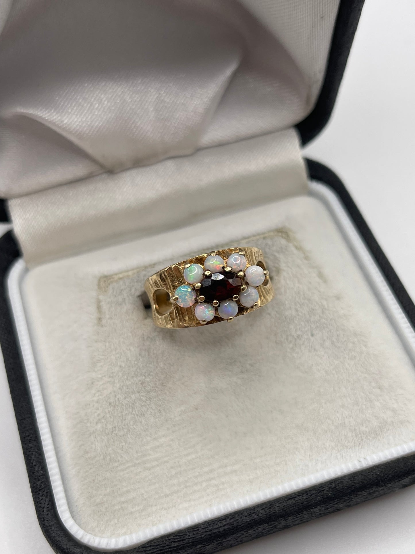 9ct gold garnet and opal ring
