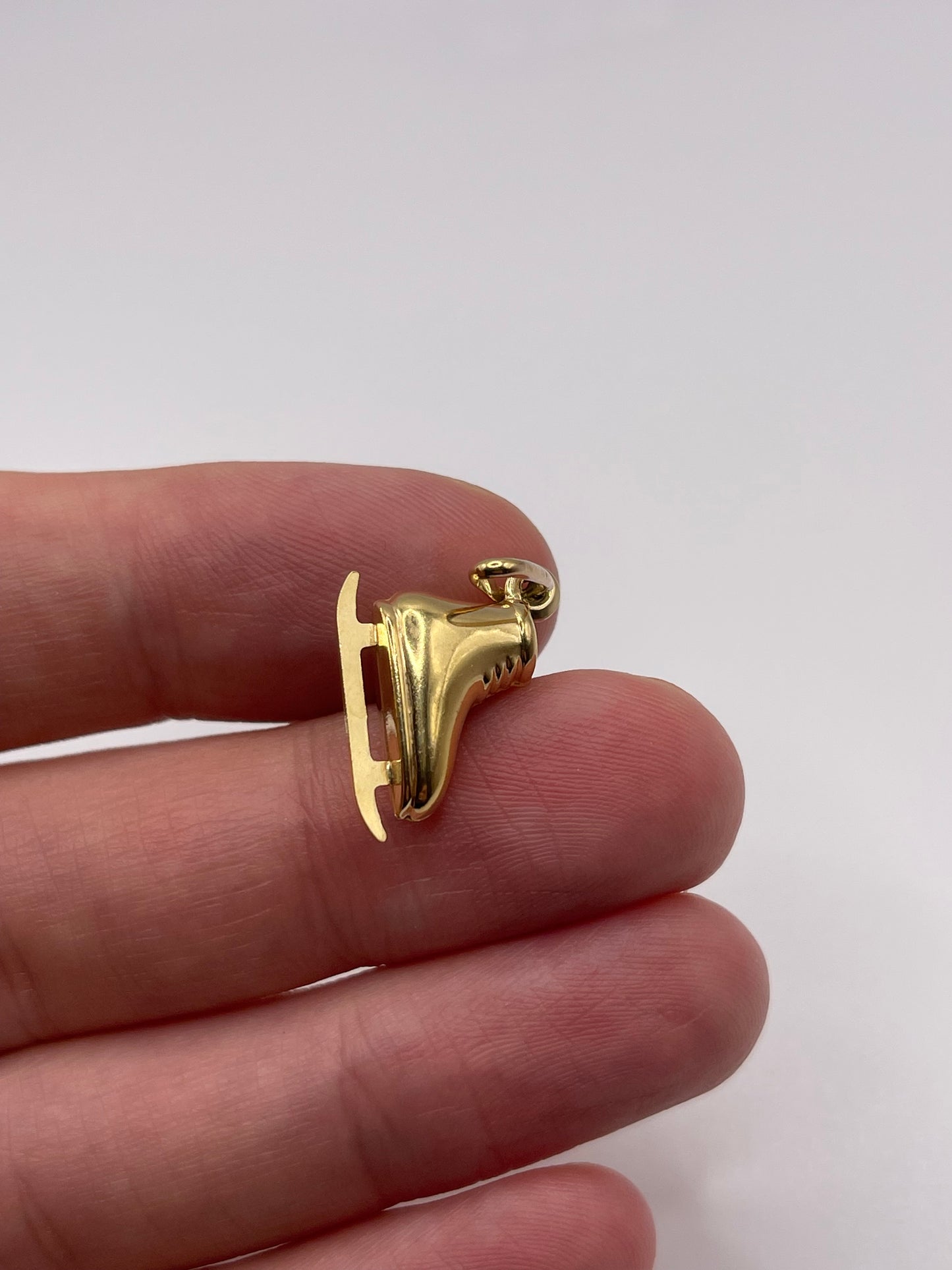 9ct gold ice skate charm
