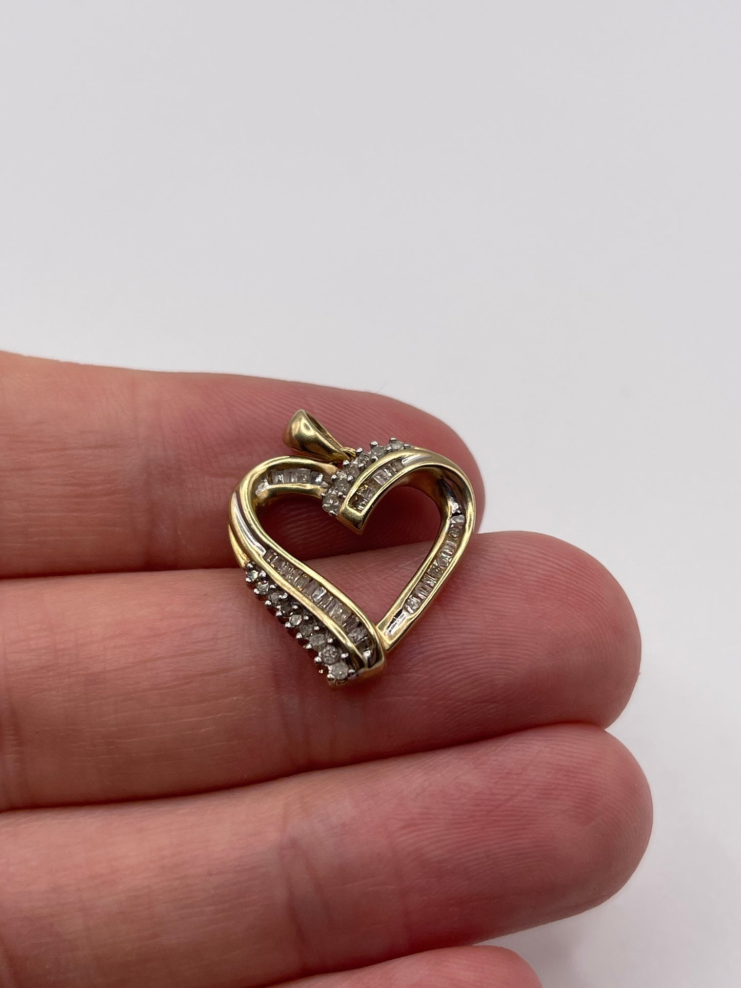 9ct gold diamond heart pendant