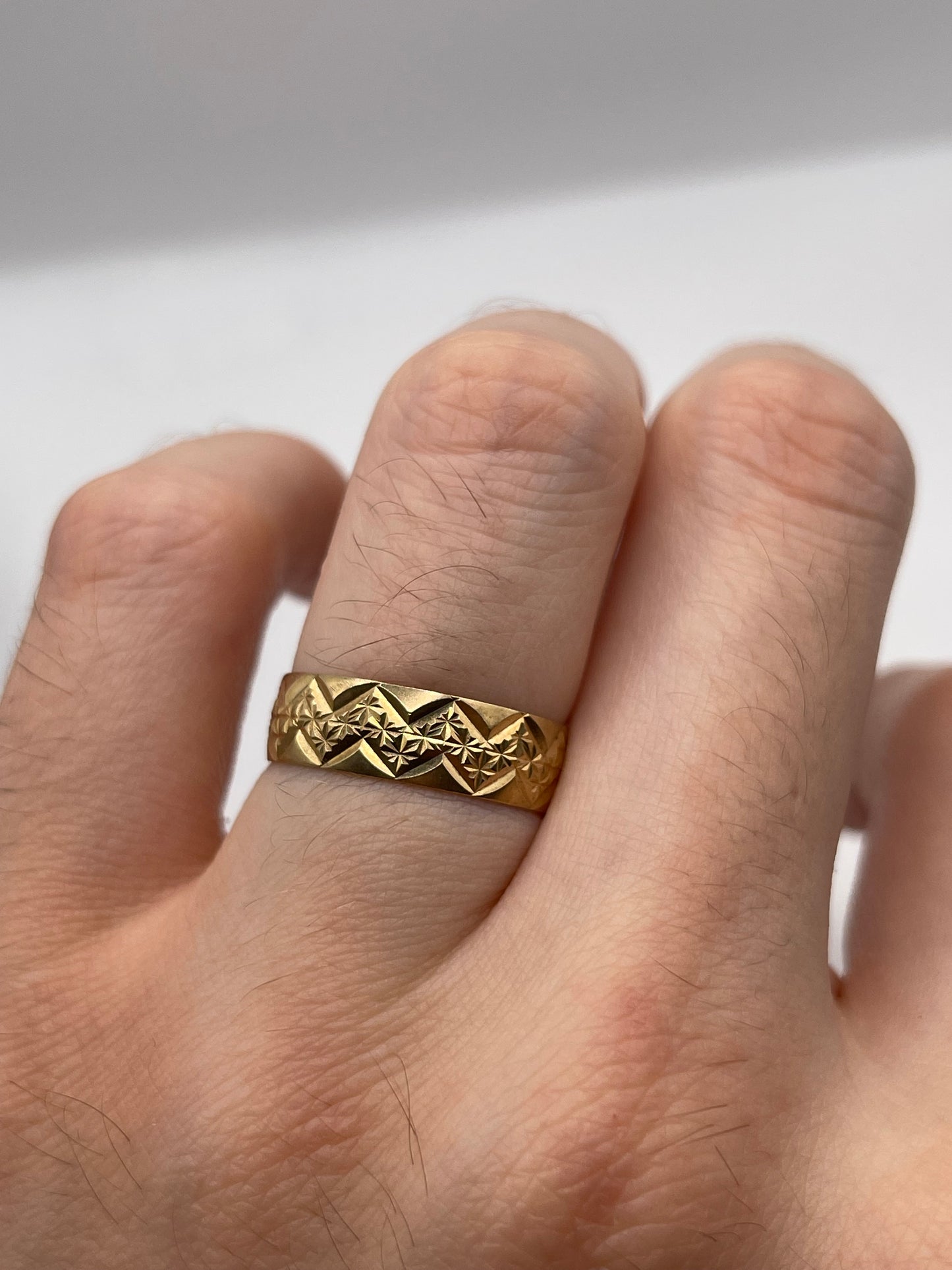 9ct gold patterned band