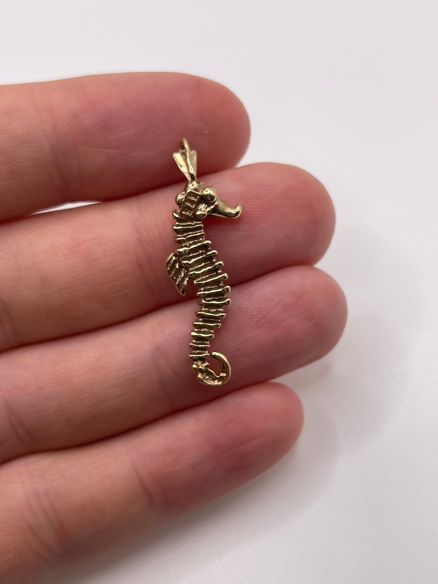 9ct gold seahorse pendant