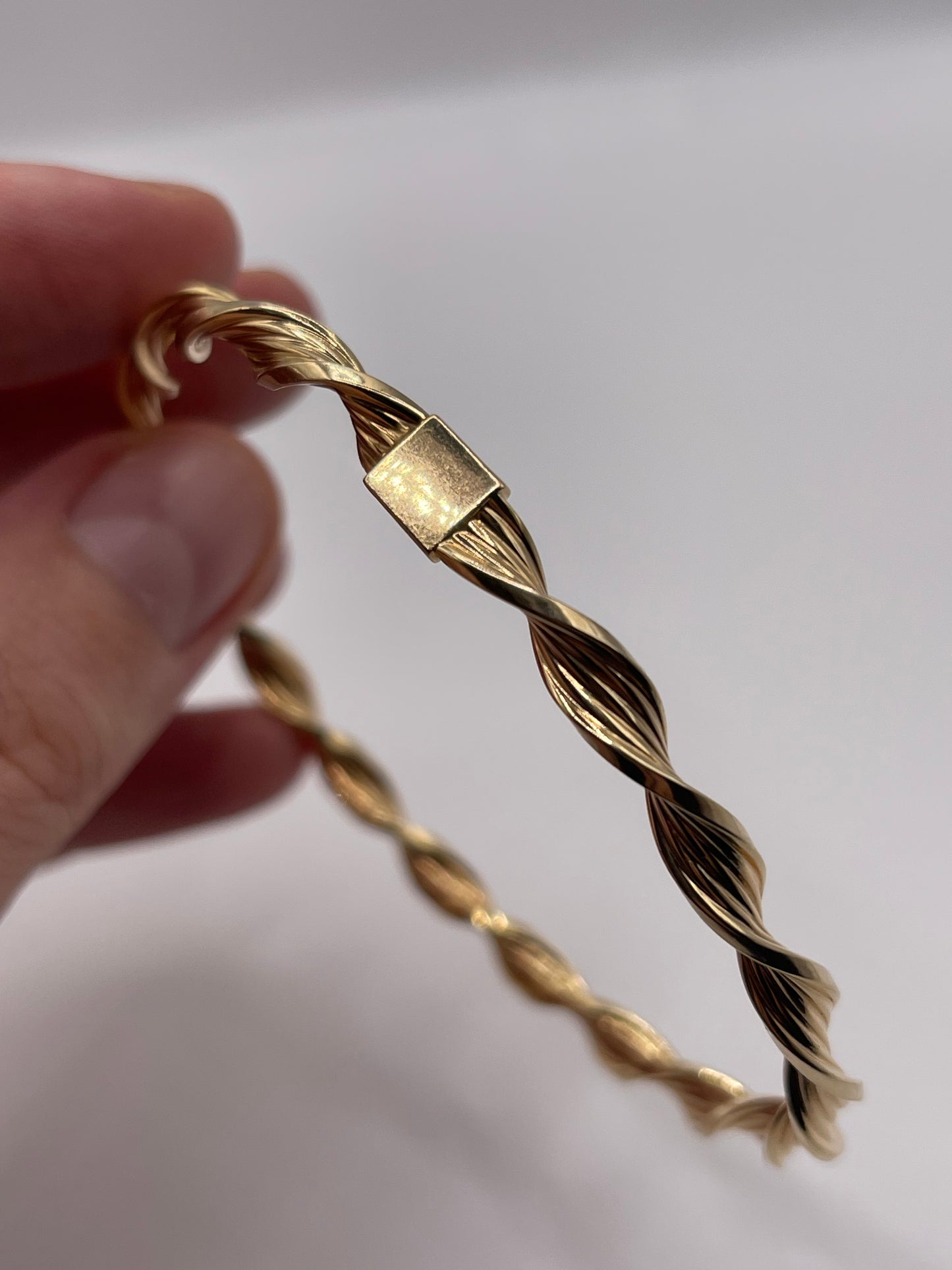 9ct gold bangle