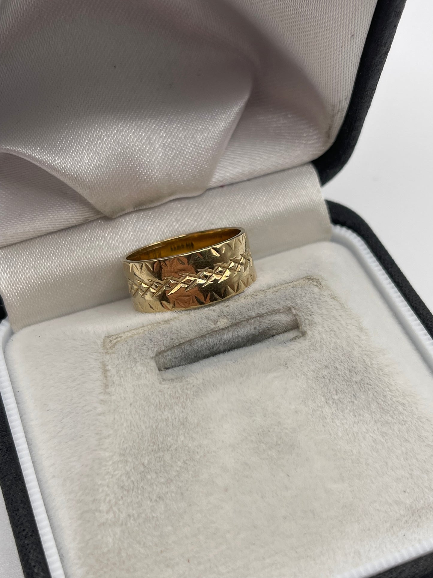 9ct gold engraved band